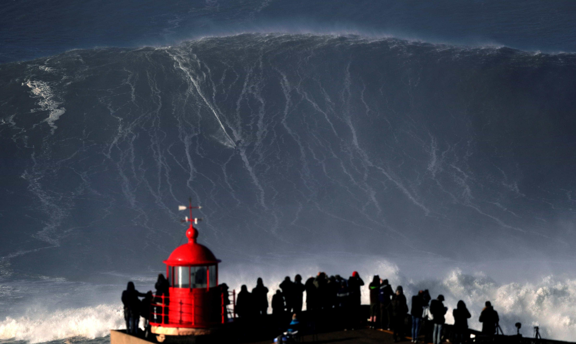 'Cavalgar' ondas gigantes. As imponentes vagas da Nazaré