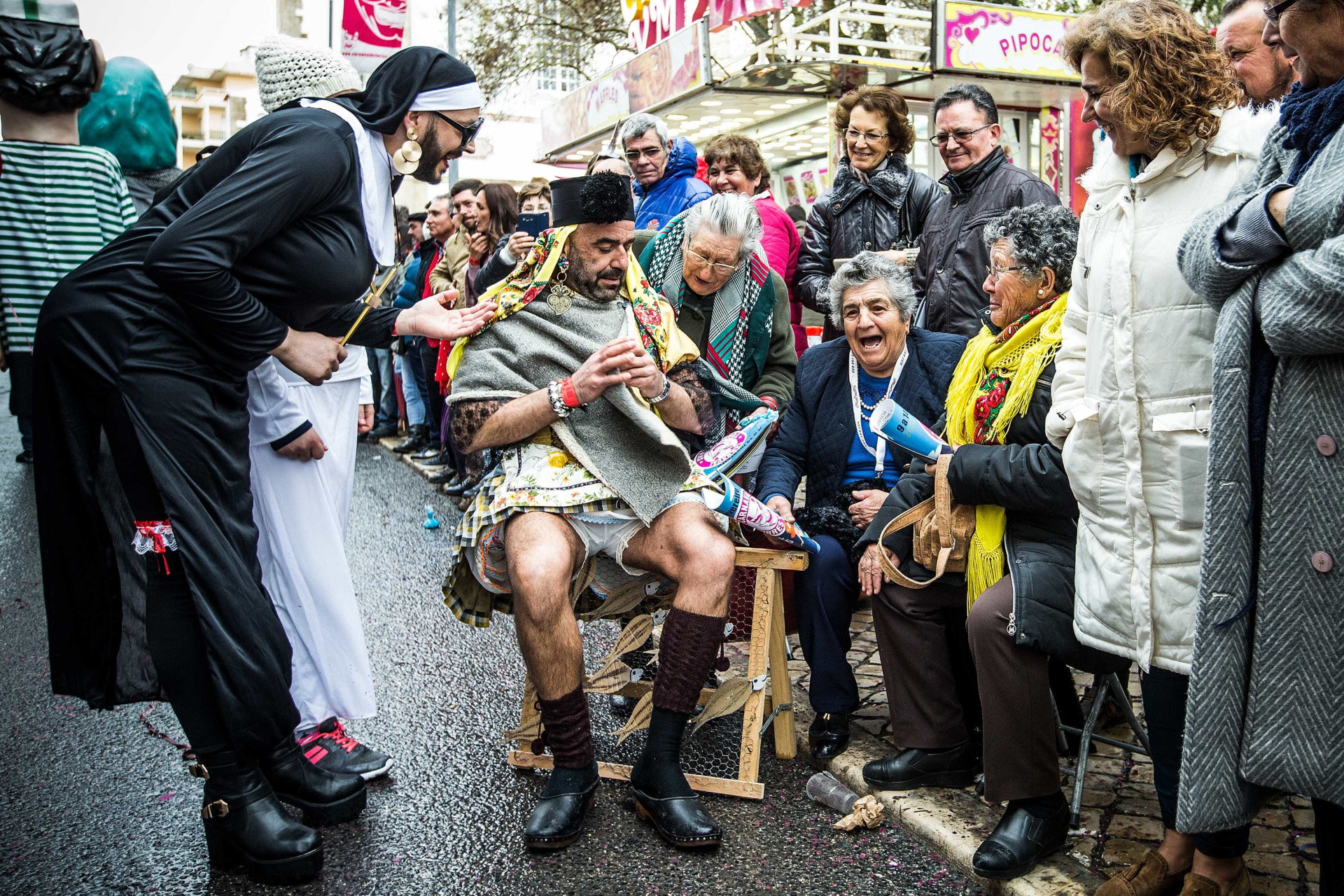 Carnaval português: Nem o frio, nem a chuva conseguiram travar a festa