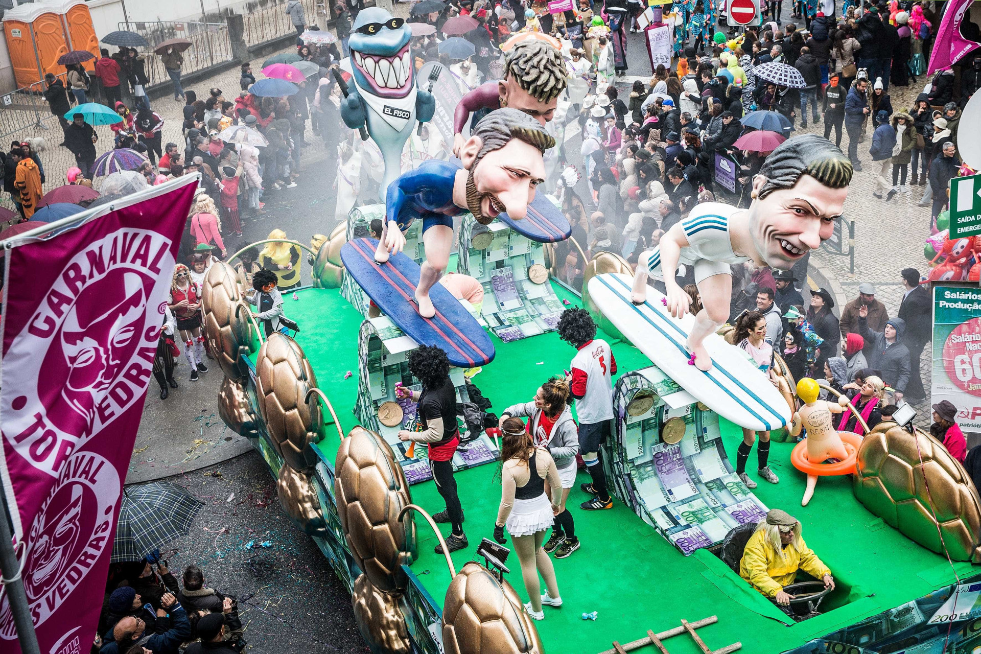 Carnaval português: Nem o frio, nem a chuva conseguiram travar a festa