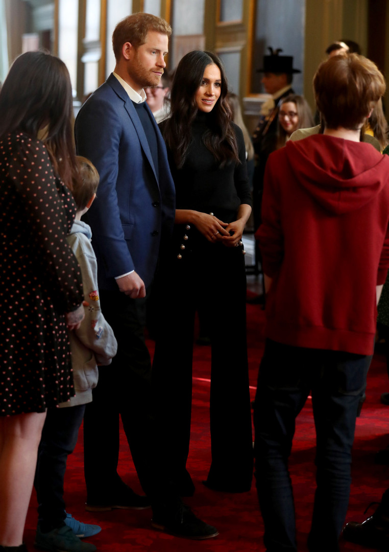 Look: De visita à Escócia, Meghan Markle homenageia a tradição local