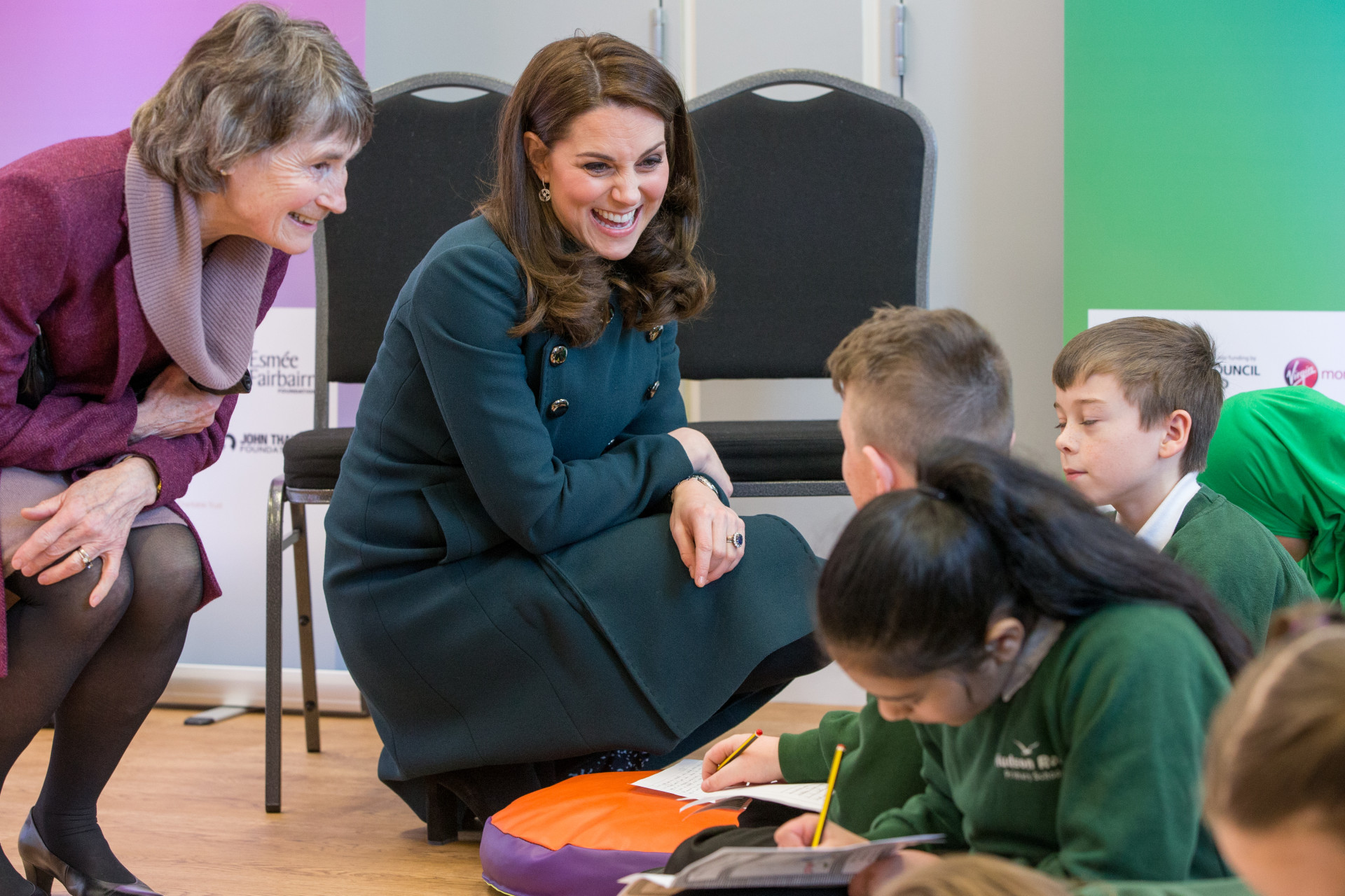 Kate Middleton faz tatuagem na mão durante evento oficial