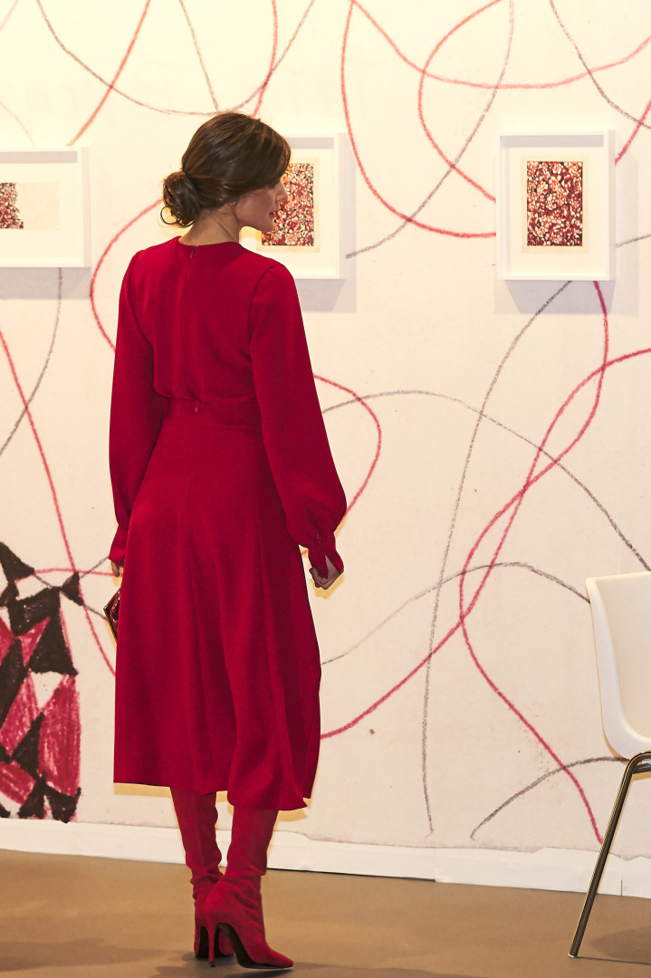 'Vermelho ao poder': Rainha Letizia deslumbra em evento com look poderoso