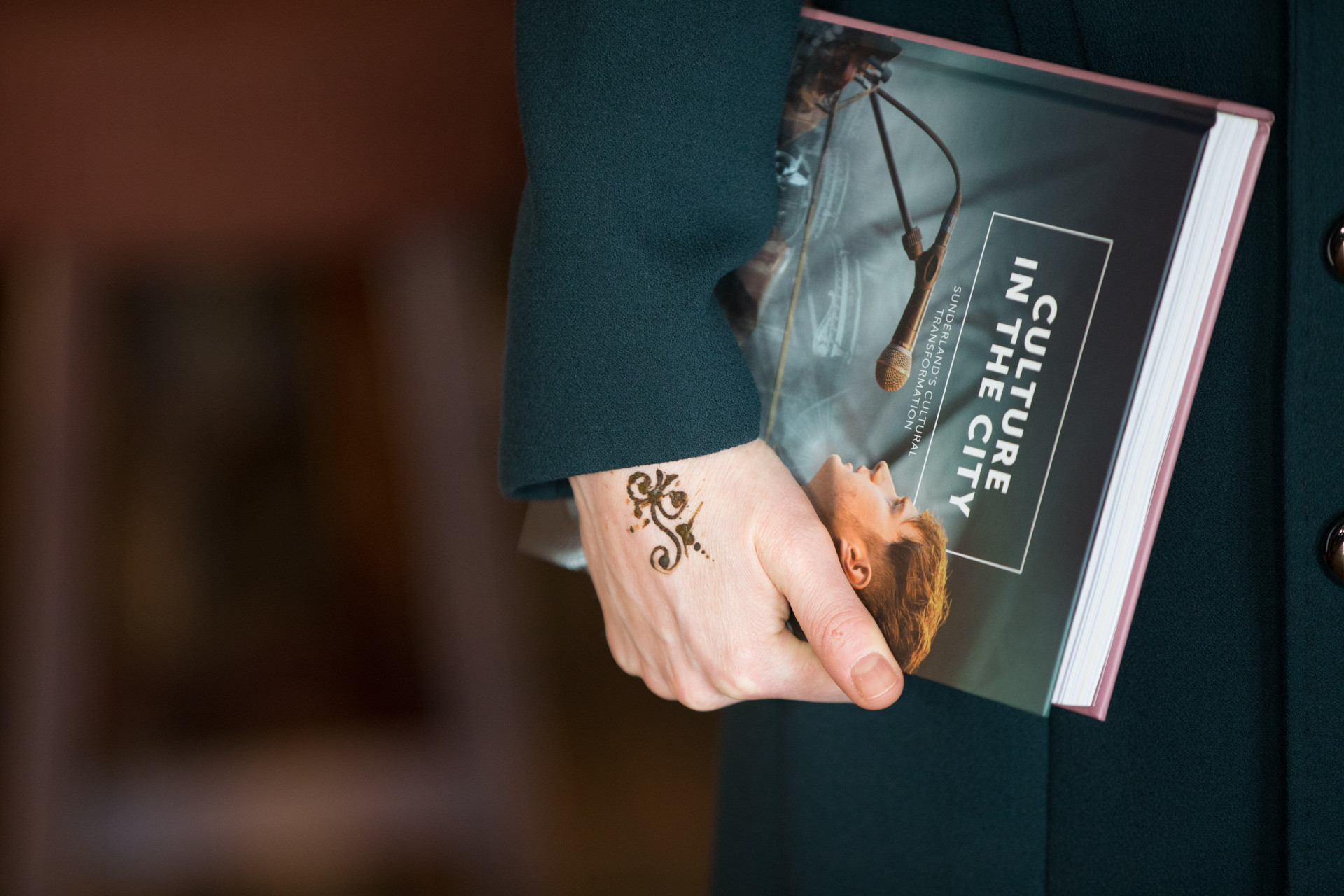 Kate Middleton faz tatuagem na mão durante evento oficial