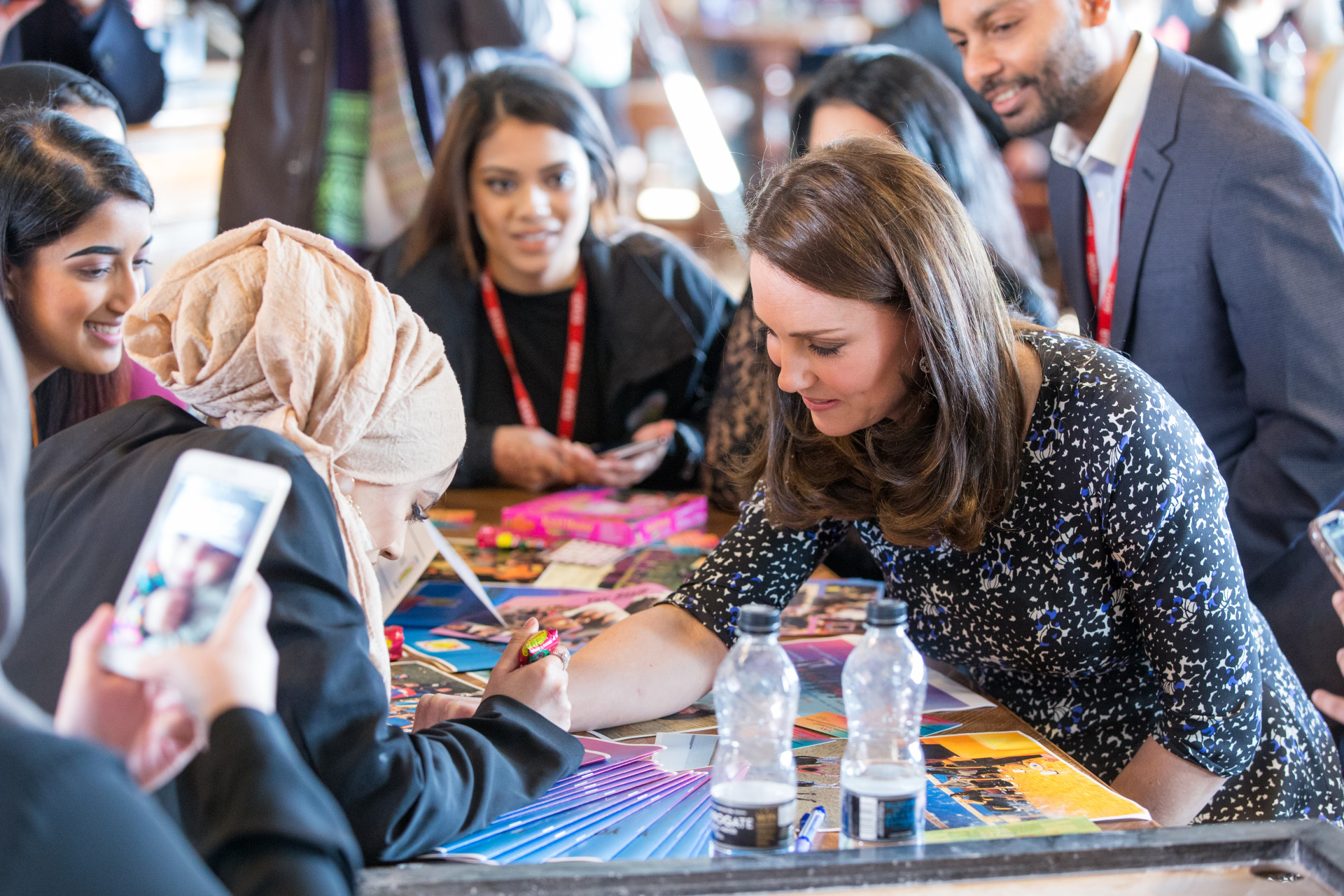 Kate Middleton faz tatuagem na mão durante evento oficial