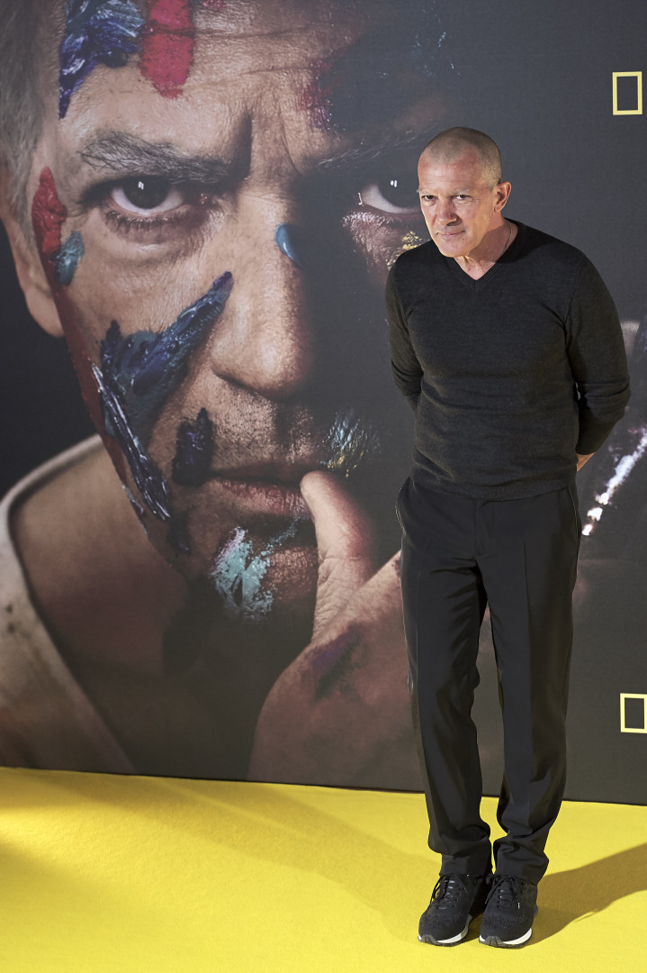 Careca! Antonio Banderas surge irreconhecível em evento