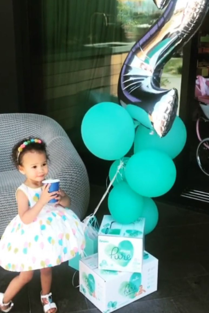 John Legend e Chrissy Teigen celebram aniversário da filha