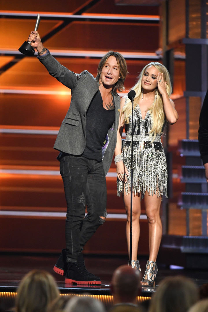 Carrie Underwood aparece pela primeira vez após levar 40 pontos na cara