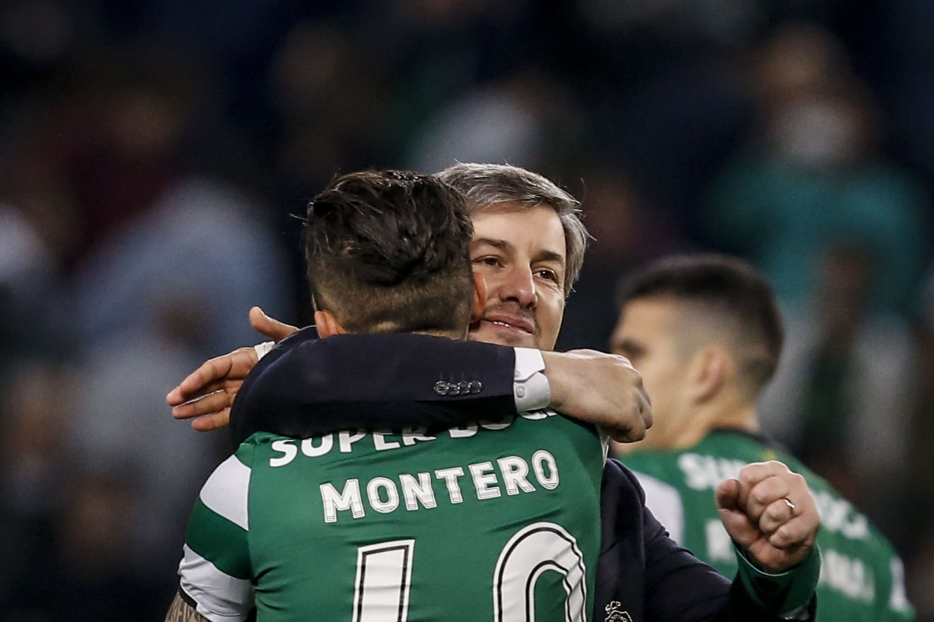 Pazes feitas? Bruno de Carvalho aos beijos e abraços após vencer FC Porto