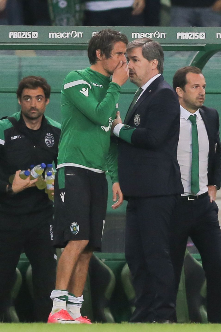 Pazes feitas? Bruno de Carvalho aos beijos e abraços após vencer FC Porto