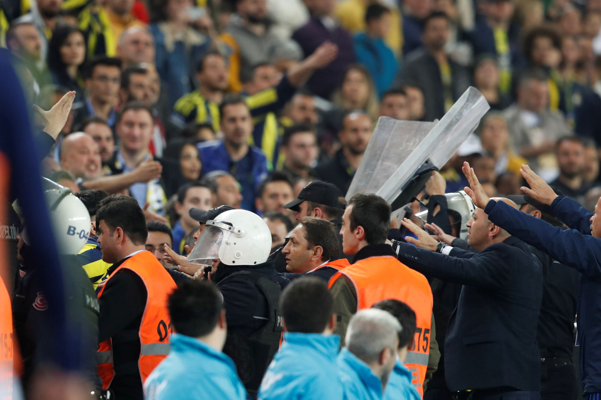 Veja as imagens dos confrontos do dérbi turco entre Besiktas e Fenerbahçe