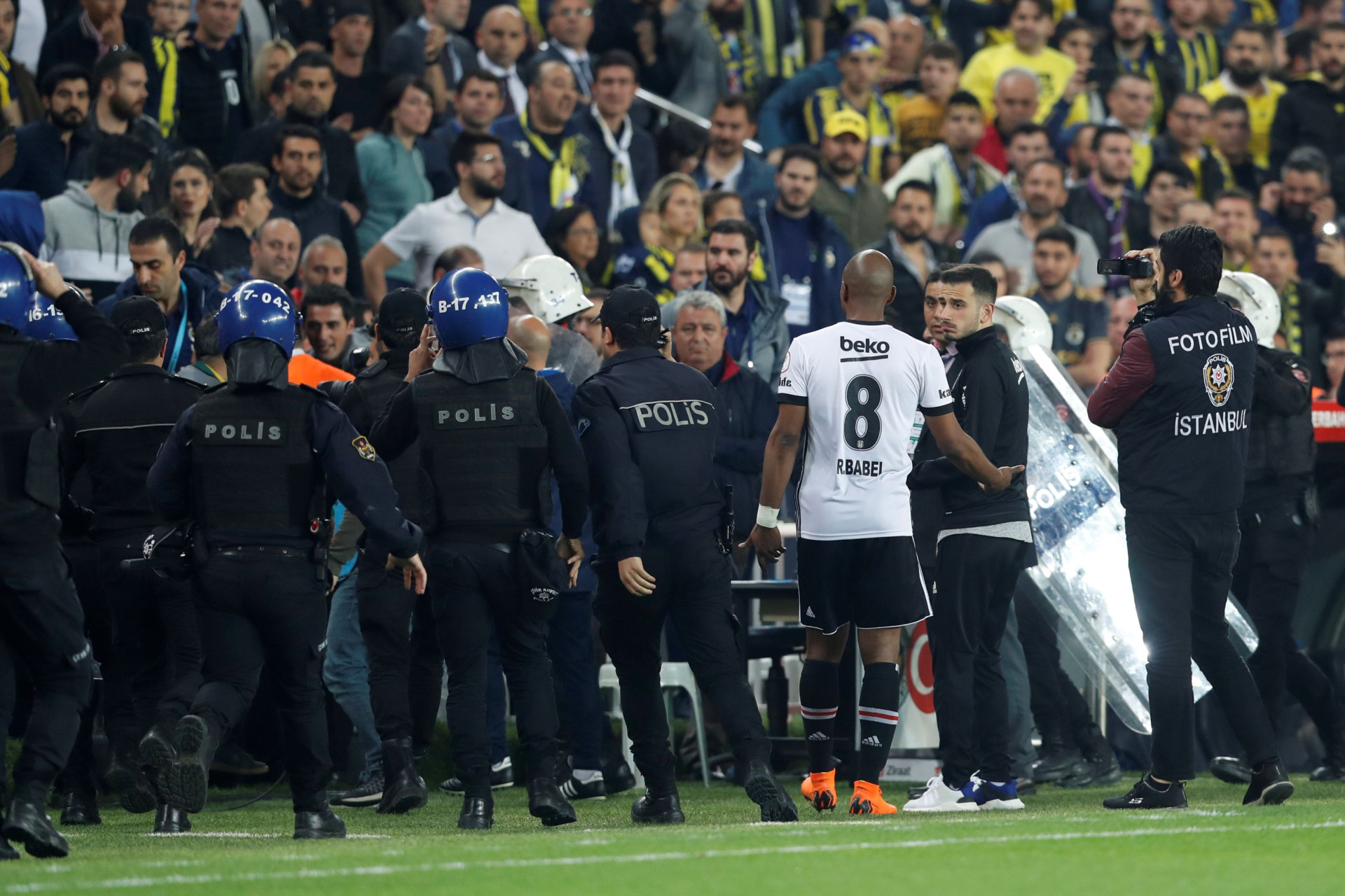 Veja as imagens dos confrontos do dérbi turco entre Besiktas e Fenerbahçe