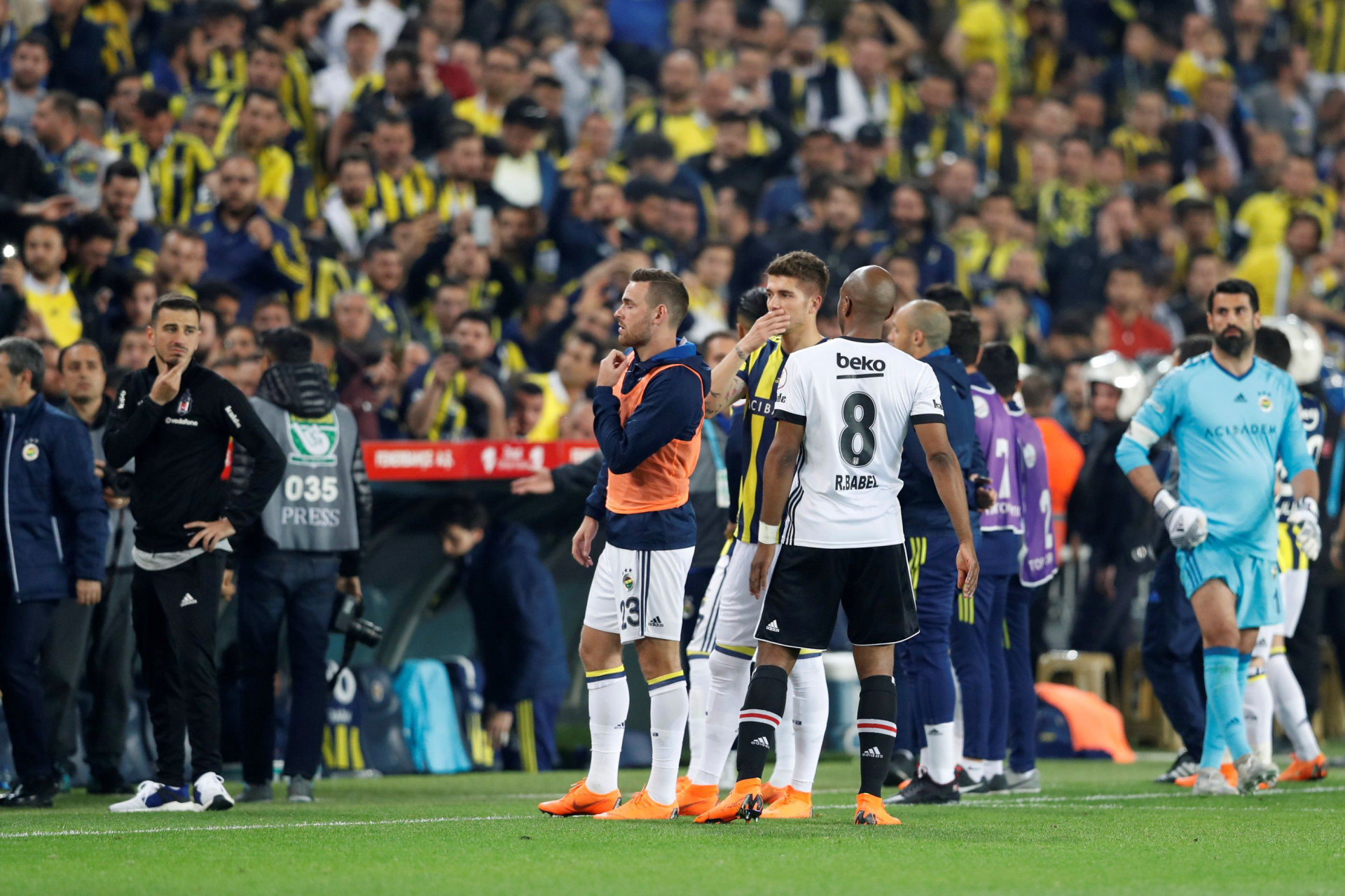 Veja as imagens dos confrontos do dérbi turco entre Besiktas e Fenerbahçe