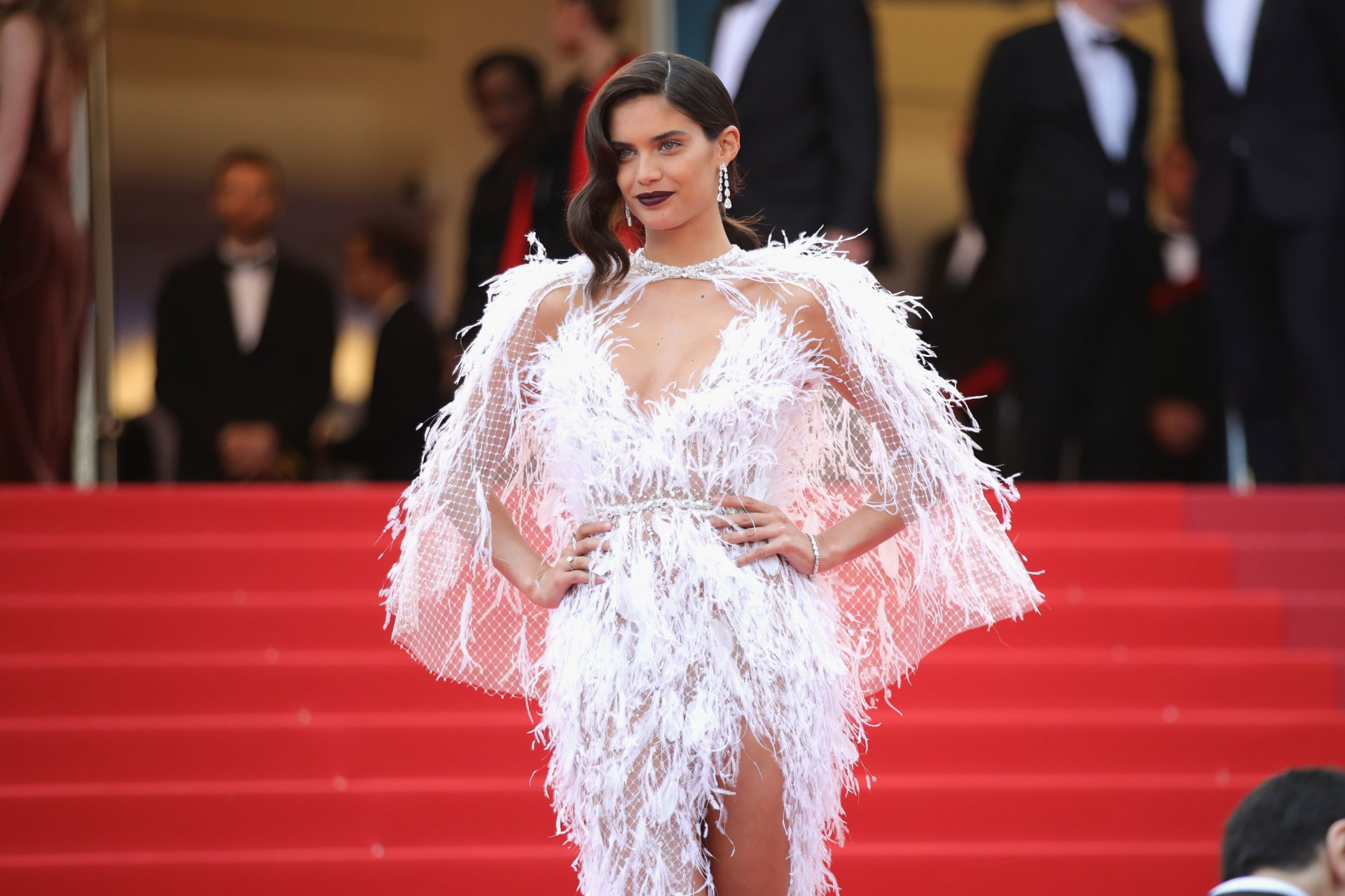 Sara Sampaio: De branco, 'anjo' português volta a deslumbrar em Cannes