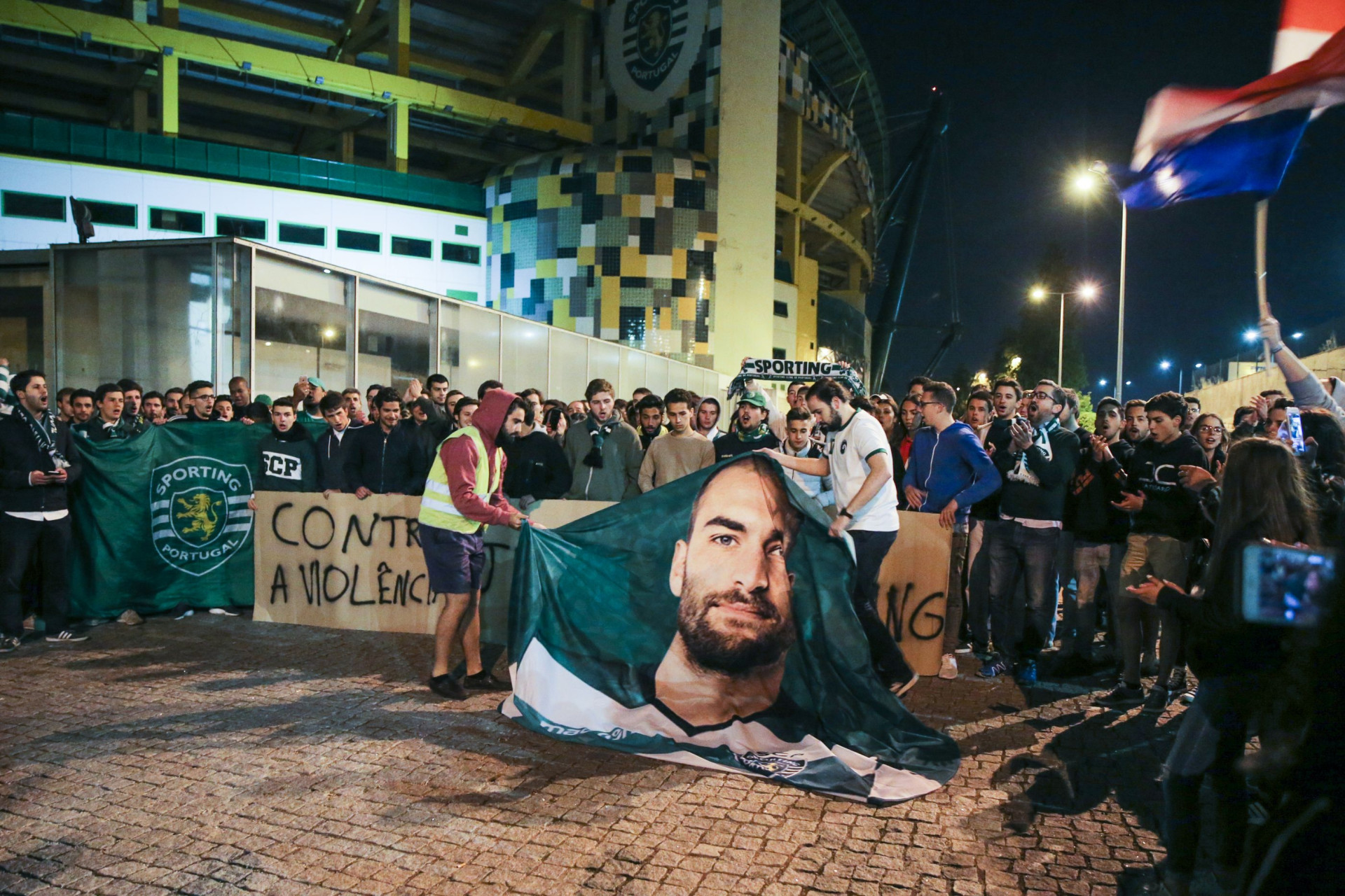 As melhores imagens da manifestação de apoio aos jogadores do Sporting