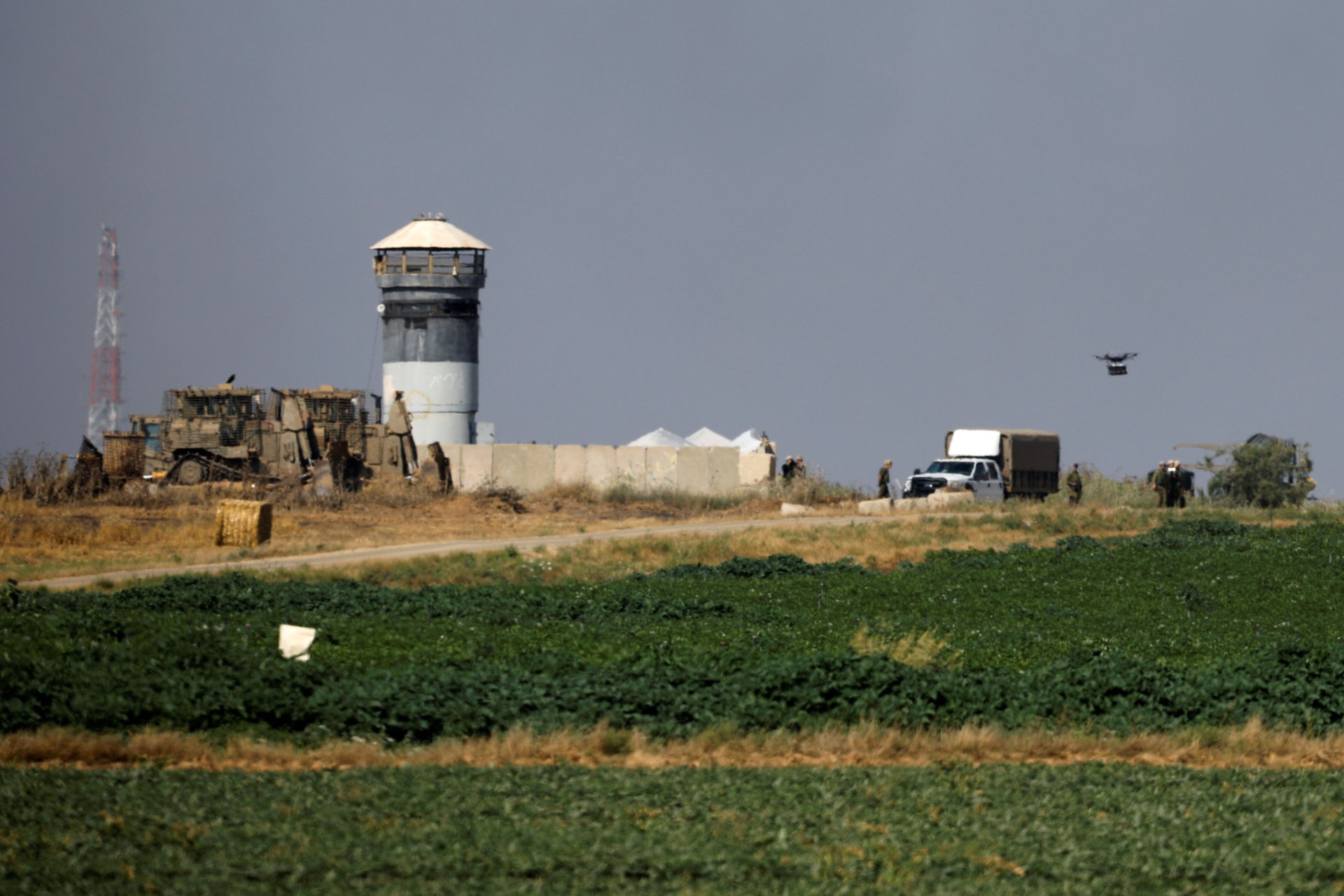 De um lado drones, do outro papagaios. Os confrontos em Gaza nos céus
