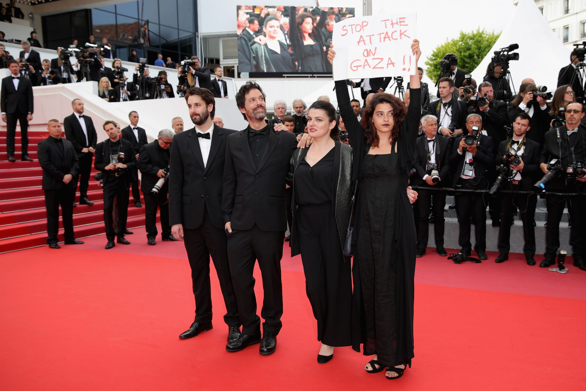Atriz surge na red carpet de Cannes com cartaz sobre ataques em Gaza