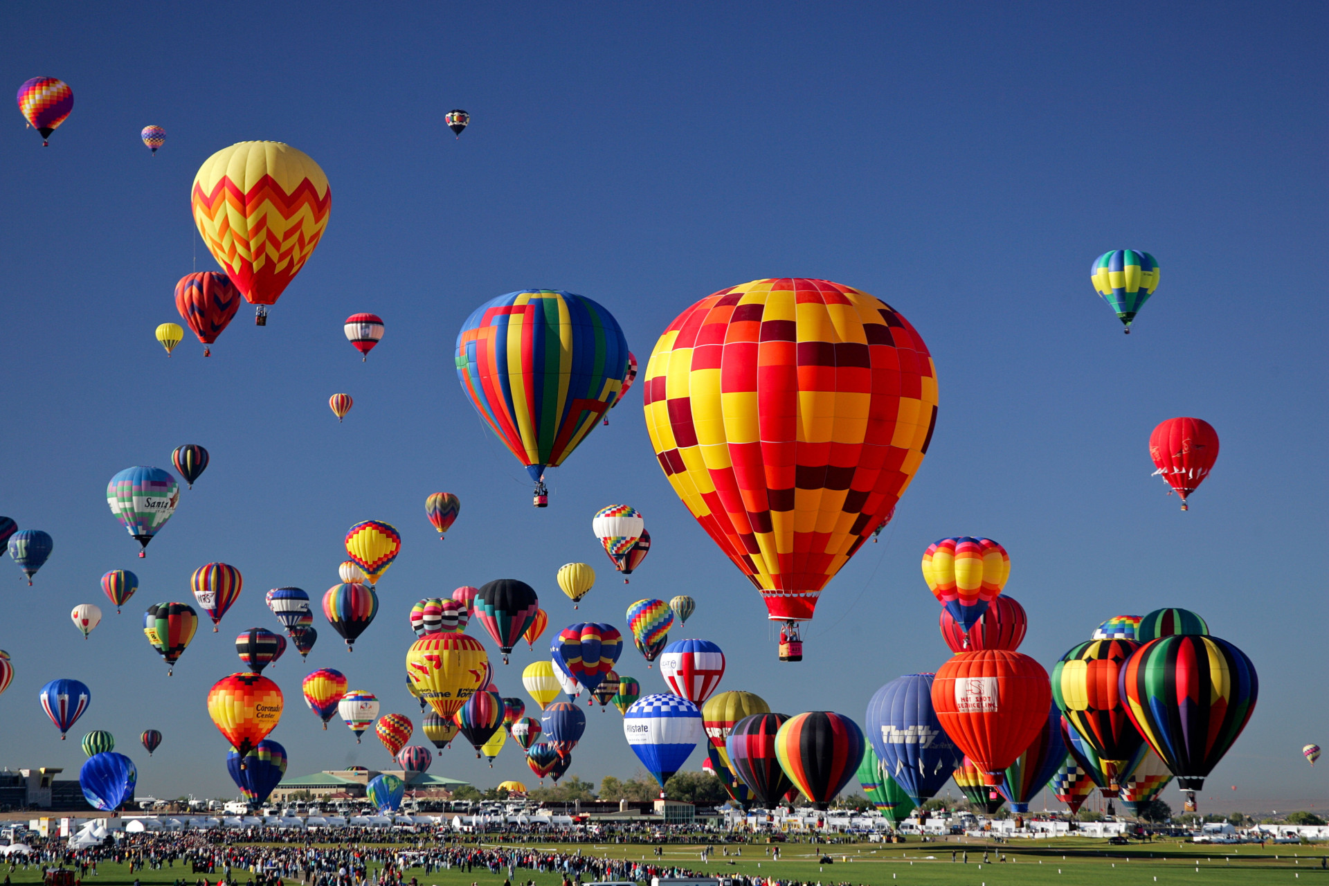 Os melhores destinos para fazer uma viagem de balão