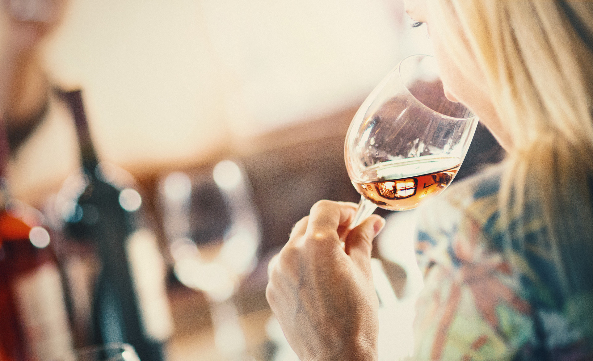 Saiba como degustar vinho como um profissional