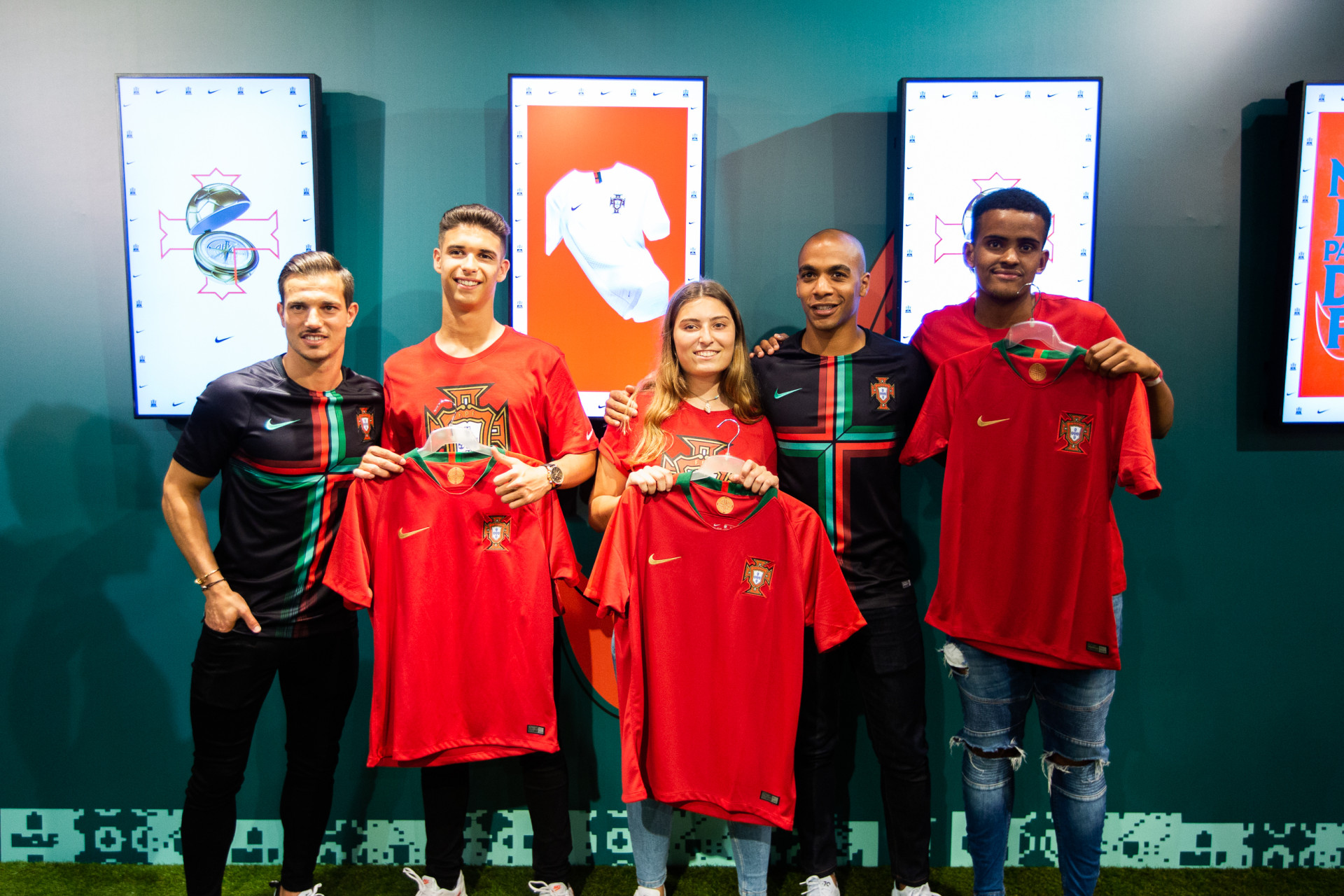 Oito jogadores da seleção nacional animaram a tarde no Chiado