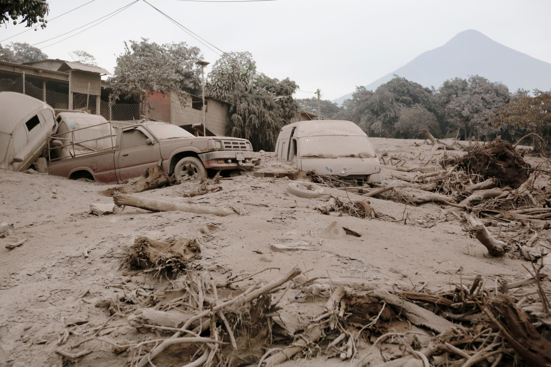 Cinzas, lágrimas e a luta pela sobrevivência após novo 'rugido' do Fuego