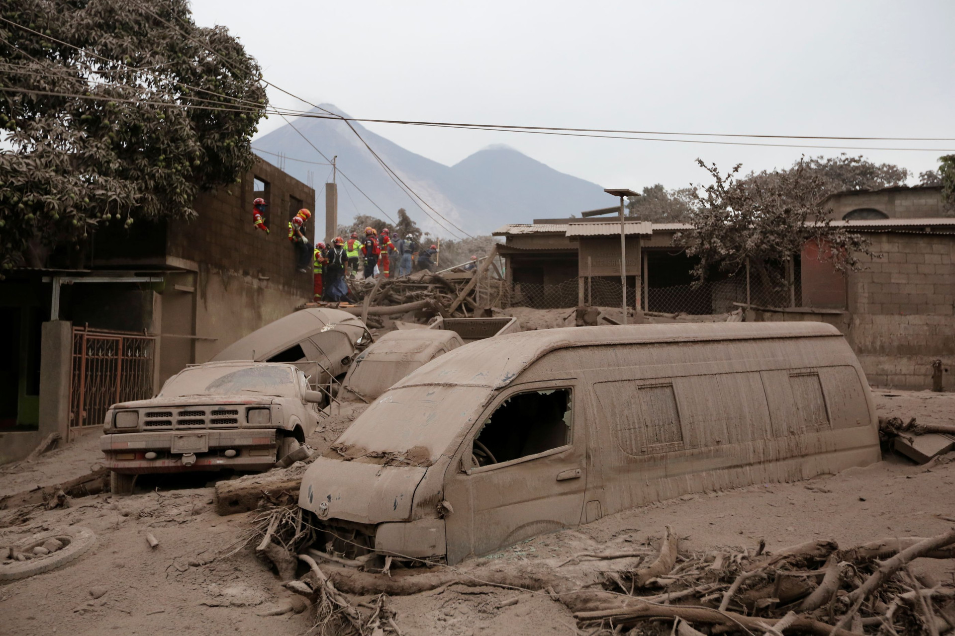 Cinzas, lágrimas e a luta pela sobrevivência após novo 'rugido' do Fuego