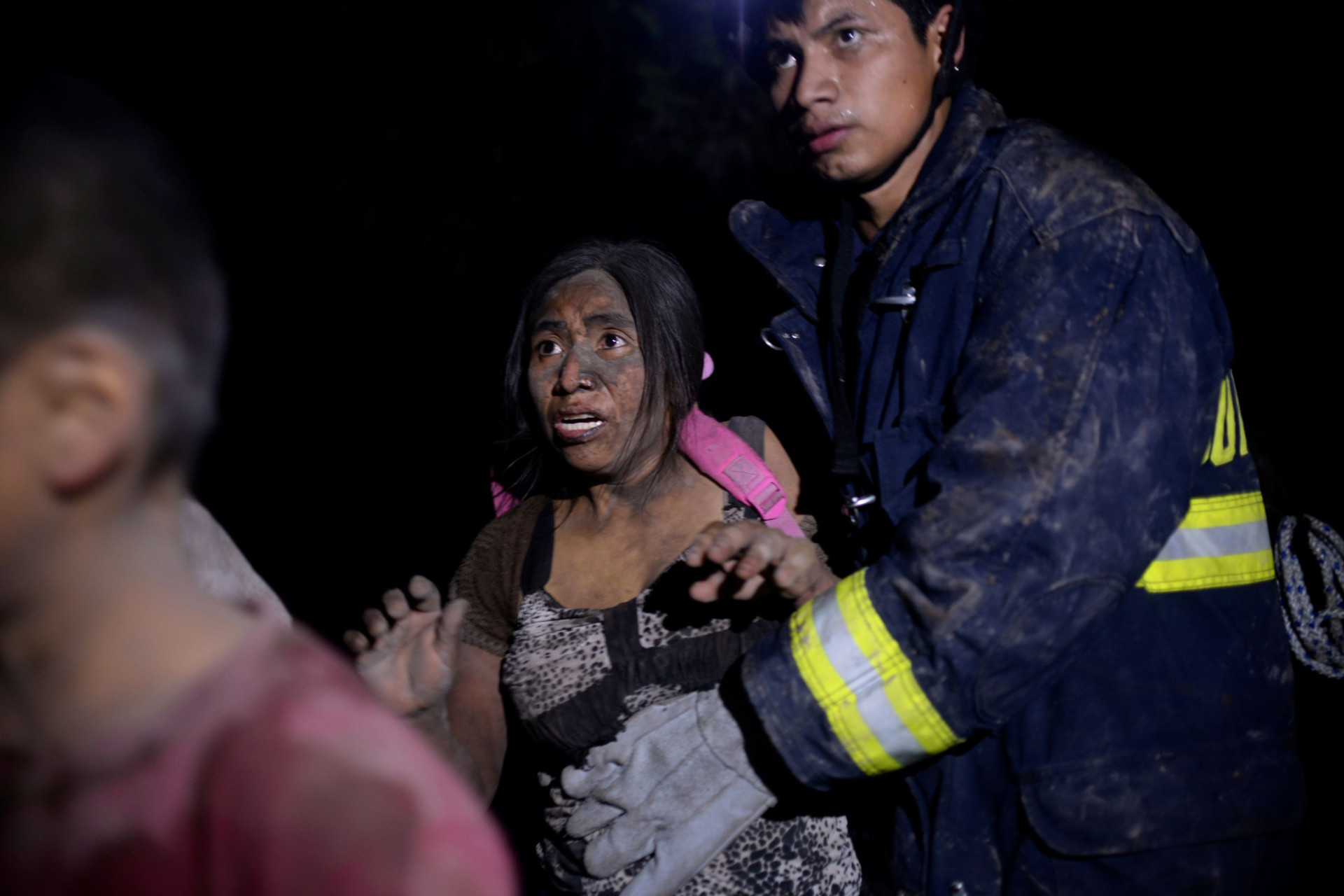 Cinzas, lágrimas e a luta pela sobrevivência após novo 'rugido' do Fuego