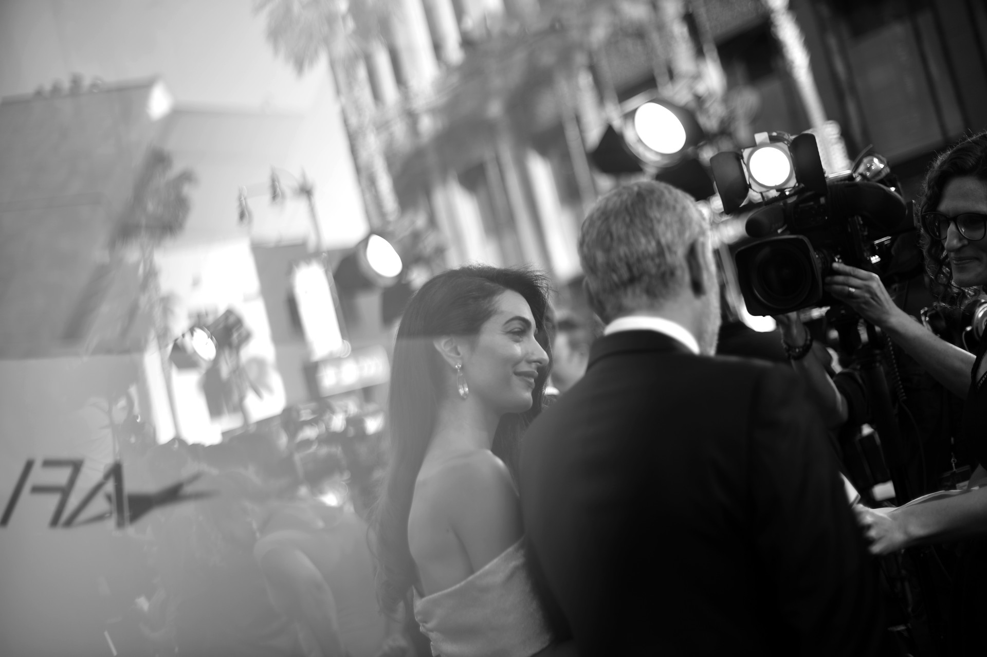 George e Amal Clooney encantam com cumplicidade em passadeira vermelha