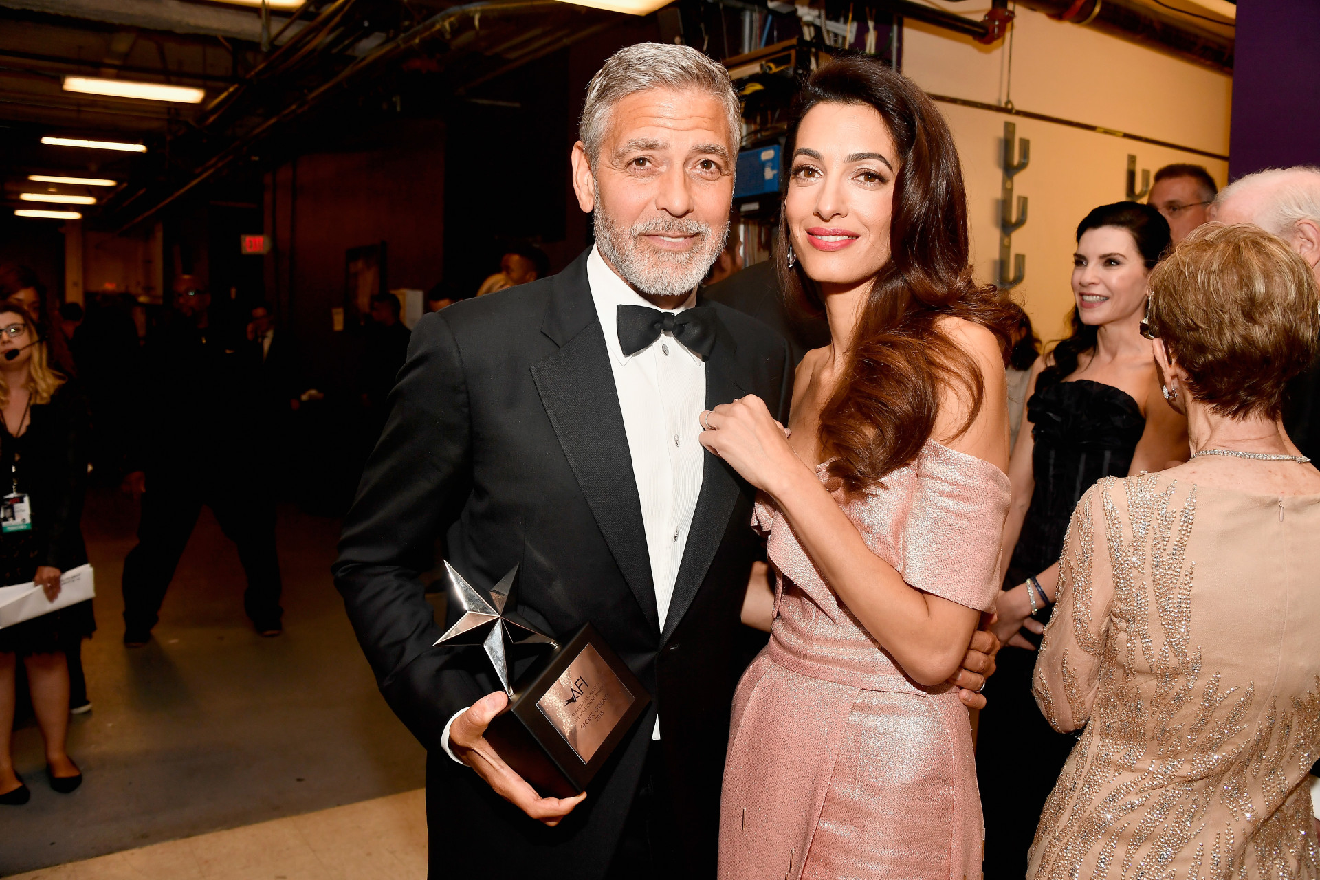 George e Amal Clooney encantam com cumplicidade em passadeira vermelha