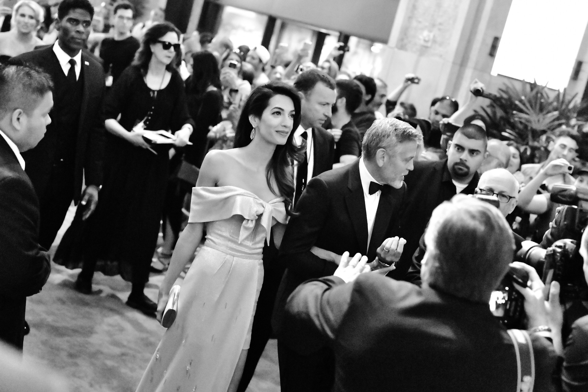 George e Amal Clooney encantam com cumplicidade em passadeira vermelha