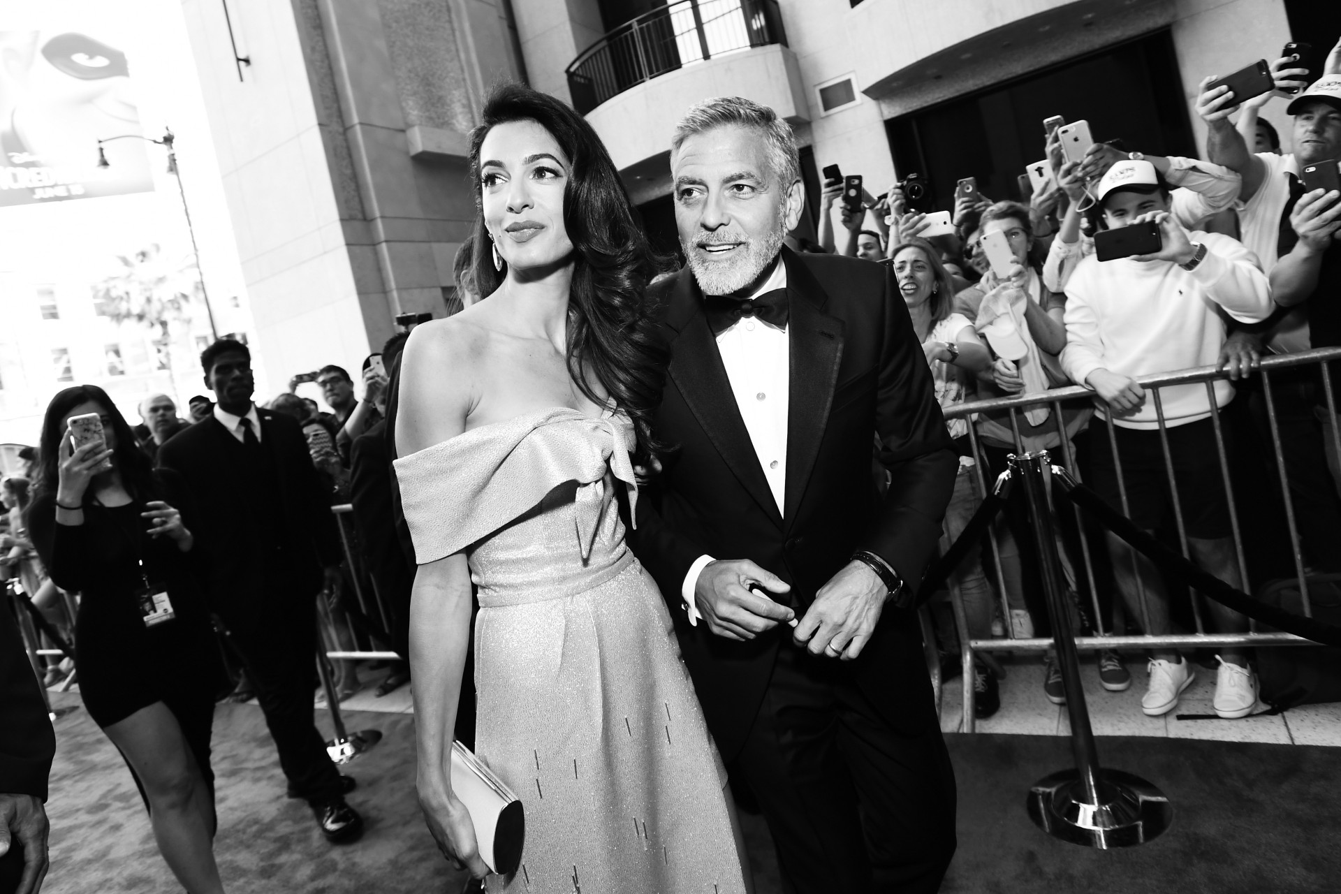 George e Amal Clooney encantam com cumplicidade em passadeira vermelha