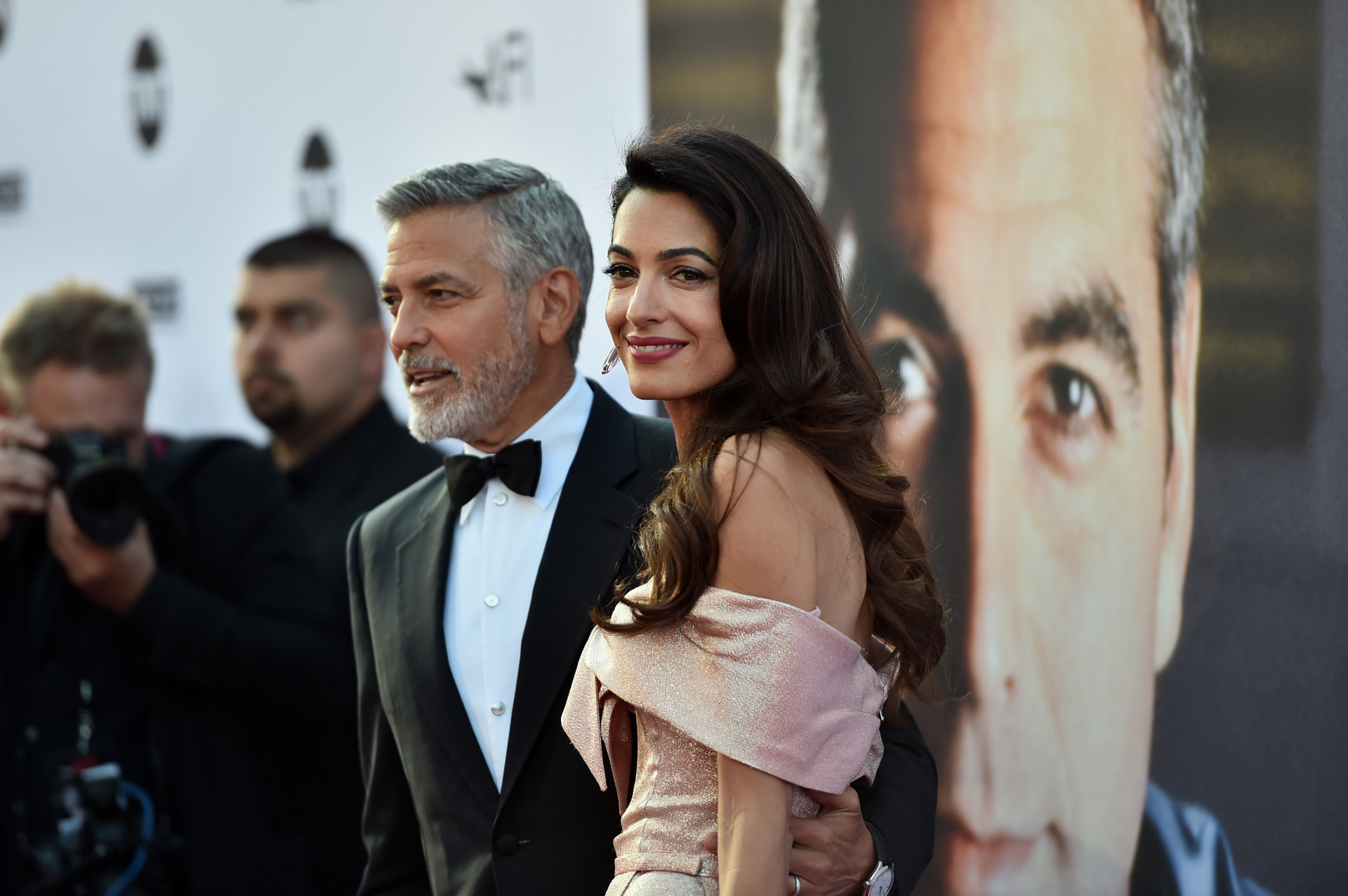 George e Amal Clooney encantam com cumplicidade em passadeira vermelha