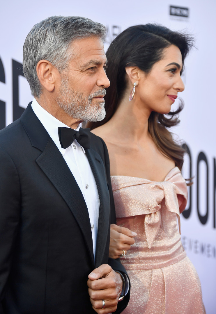 George e Amal Clooney encantam com cumplicidade em passadeira vermelha
