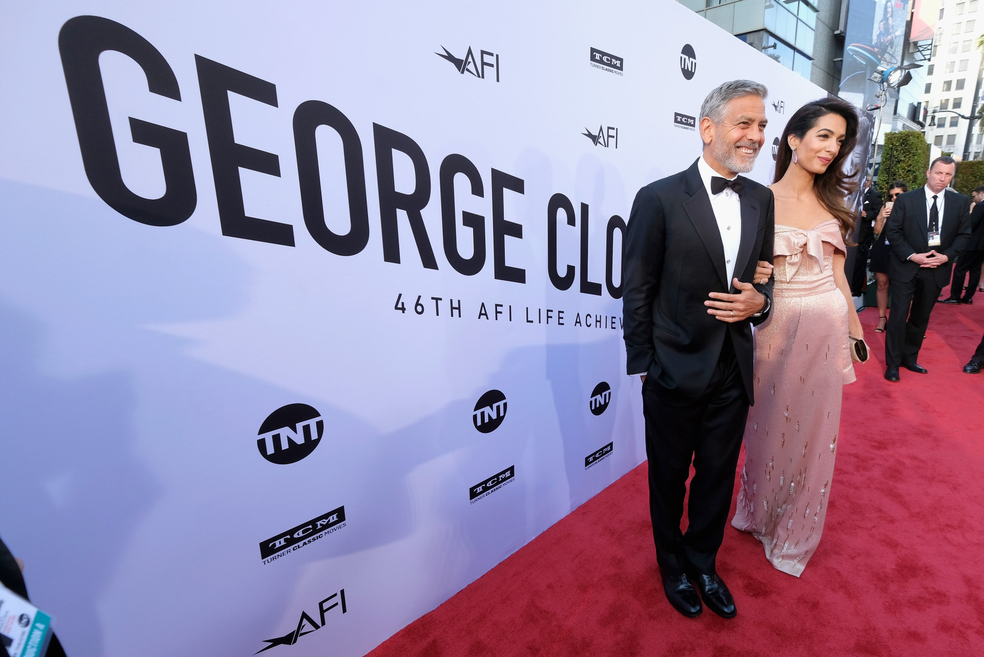 George e Amal Clooney encantam com cumplicidade em passadeira vermelha