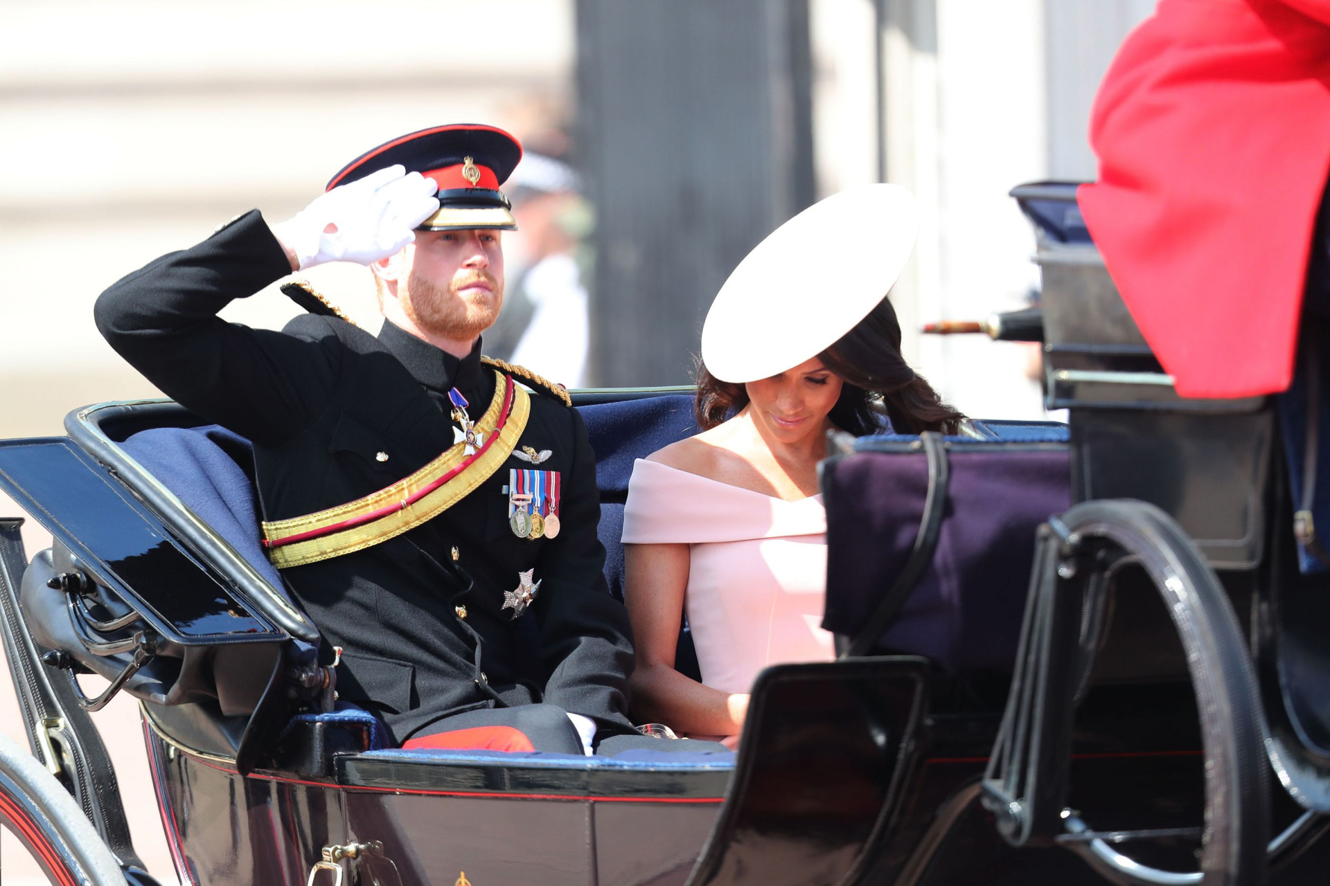 Markle e Harry aparecem pela primeira vez em público após casamento