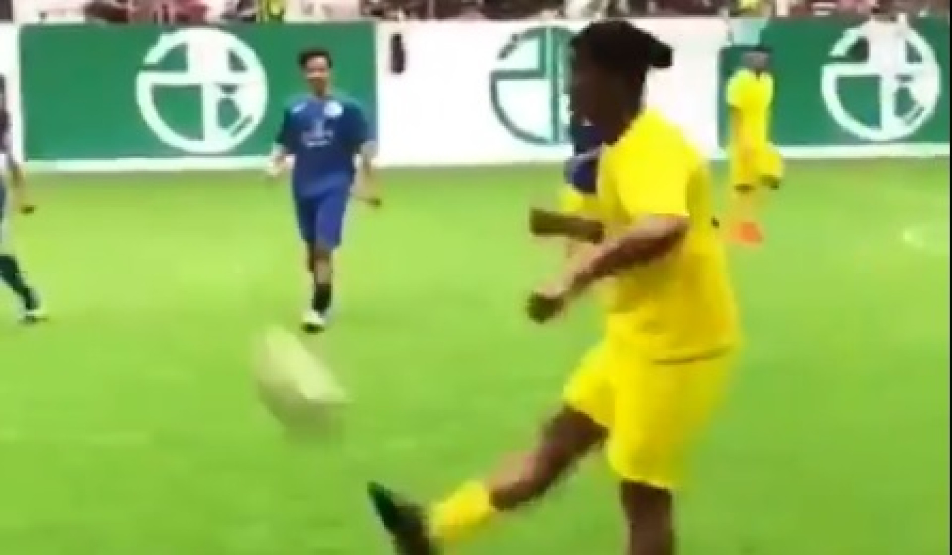 Já deixou os relvados, mas passes de Ronaldinho ainda impressionam
