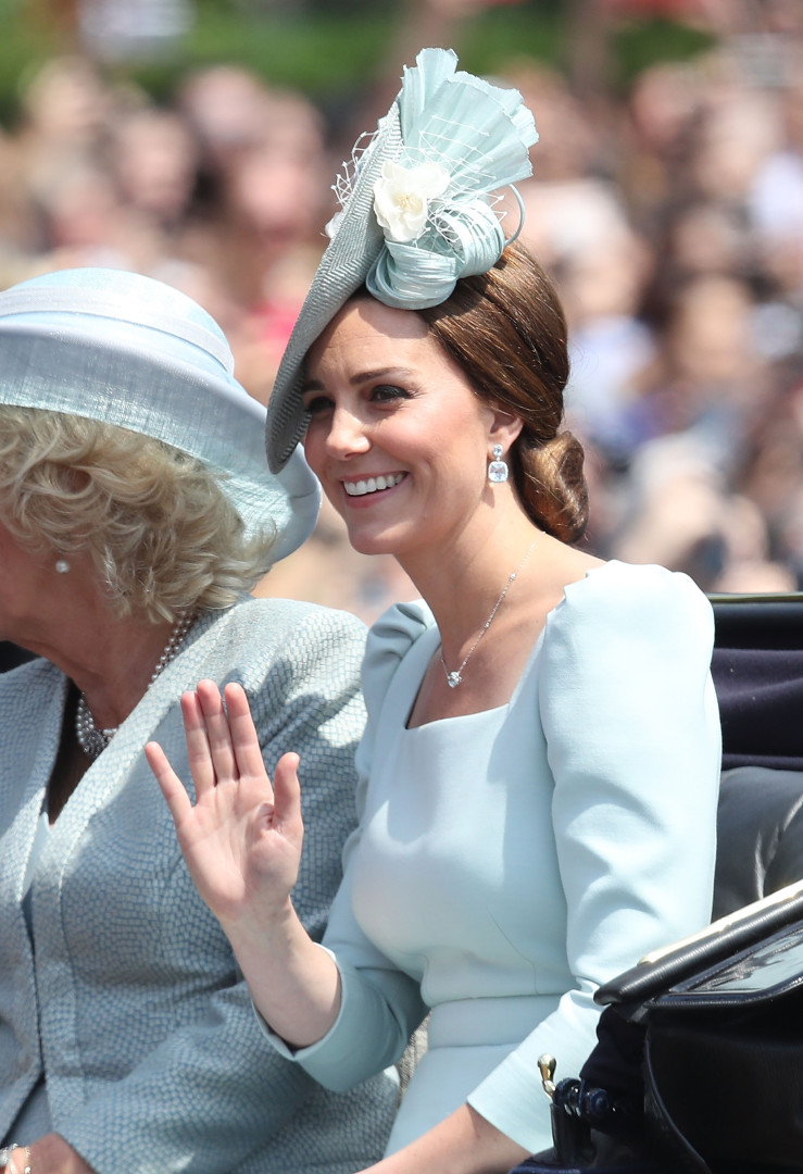 Kate Middleton absolutamente deslumbrante em aniversário da rainha