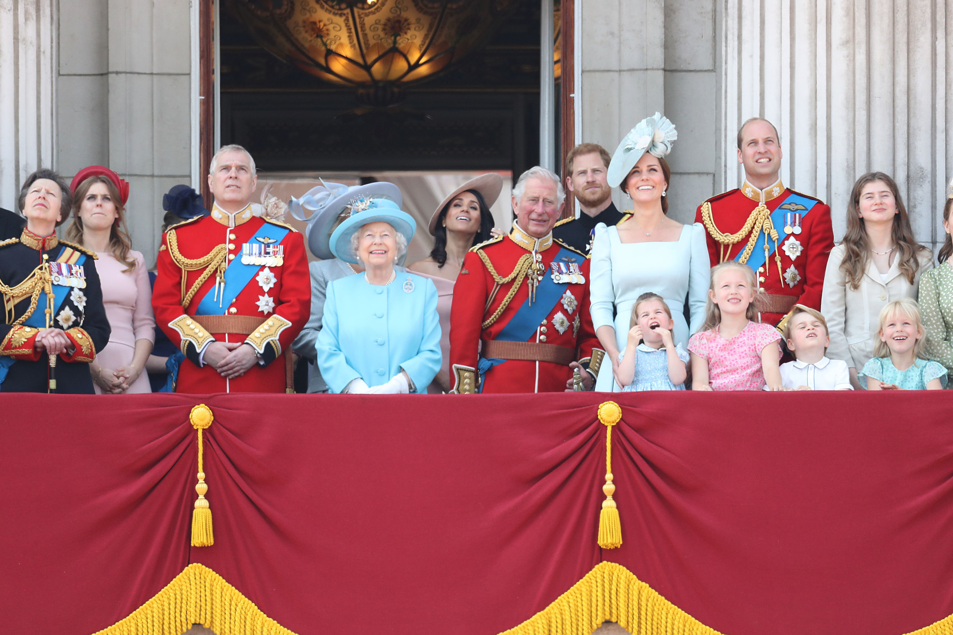 Kate Middleton absolutamente deslumbrante em aniversário da rainha
