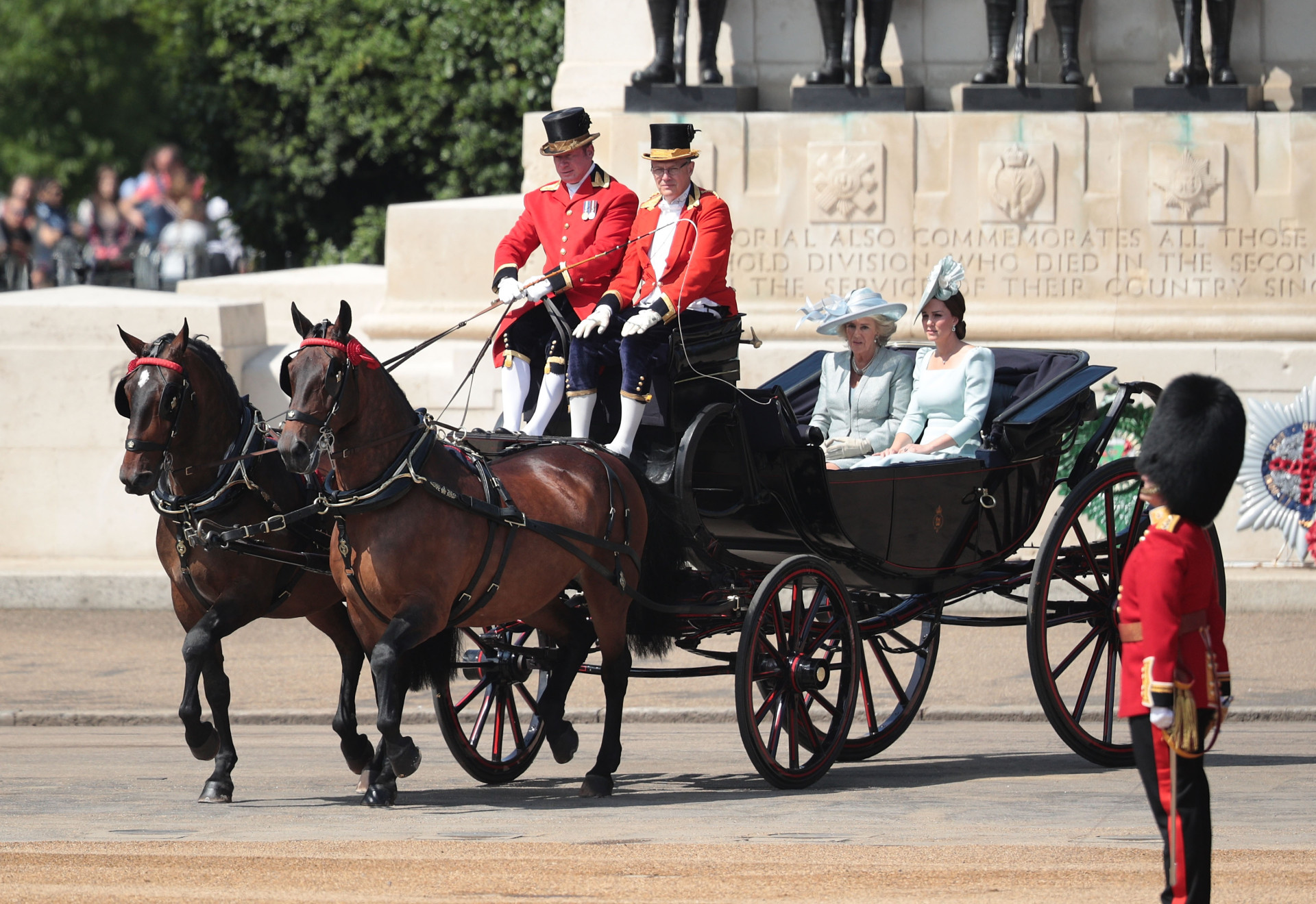 Kate Middleton absolutamente deslumbrante em aniversário da rainha