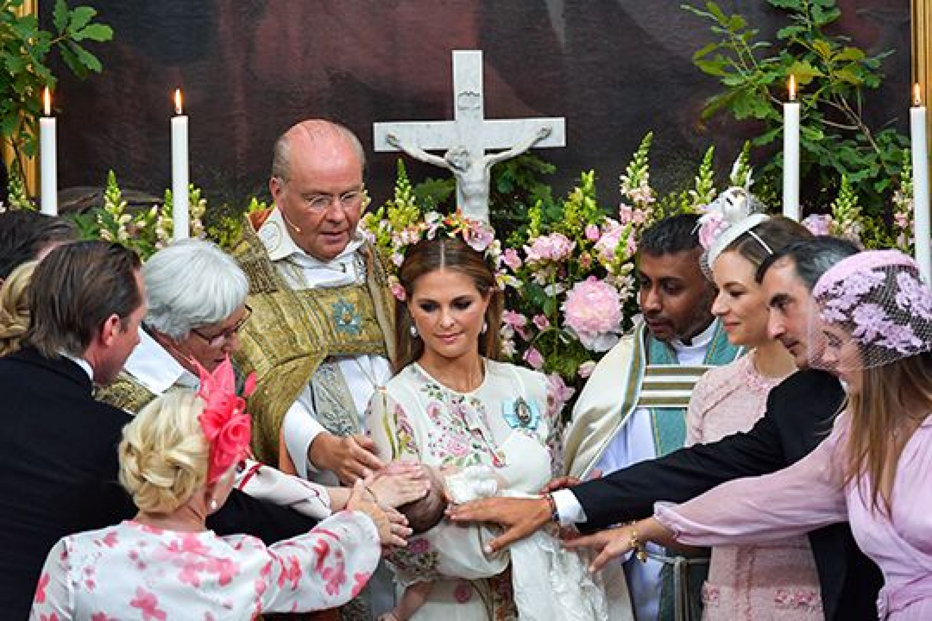 Divulgadas fotografias oficiais do batizado da princesa Adrienne