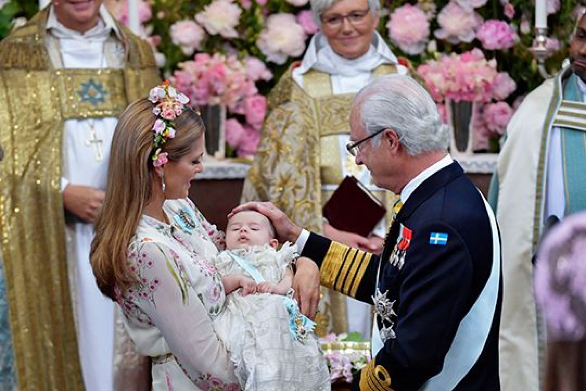 Divulgadas fotografias oficiais do batizado da princesa Adrienne