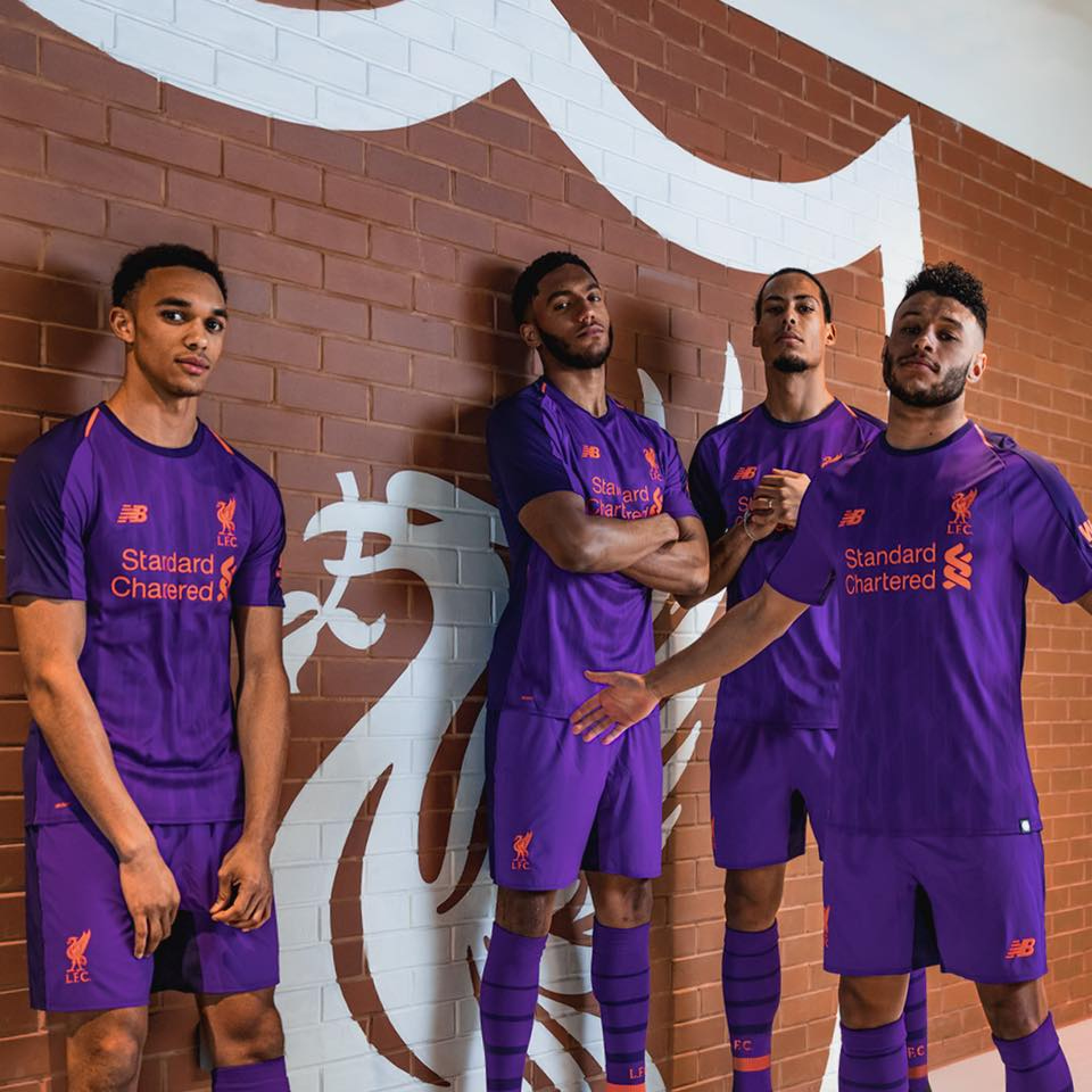 Liverpool apresenta novo equipamento em tons de... roxo