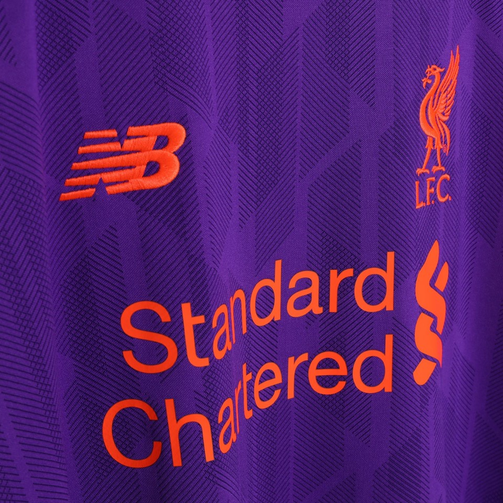 Liverpool apresenta novo equipamento em tons de... roxo