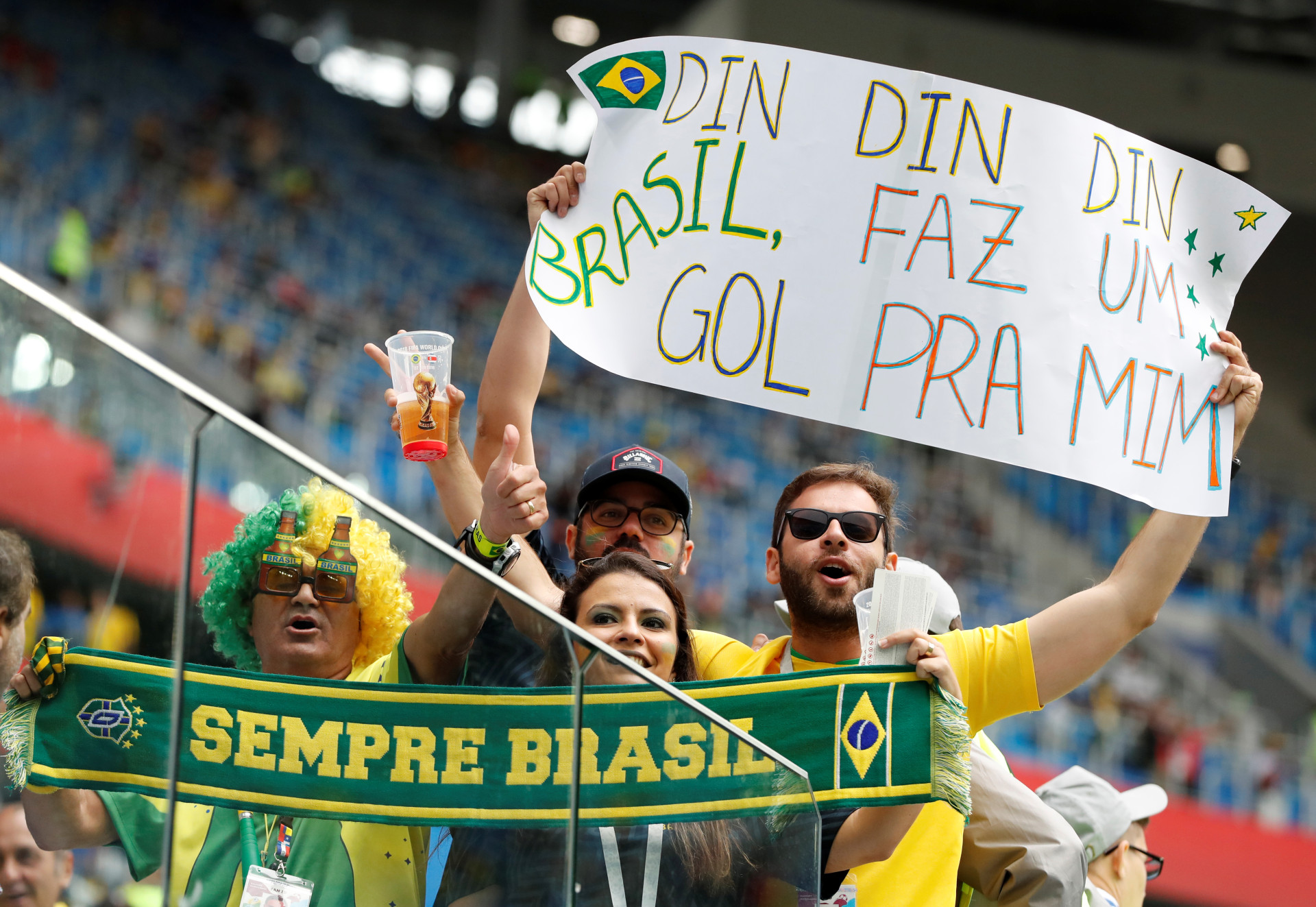 Muito apoio e... beleza nas bancadas do Brasil-Costa Rica