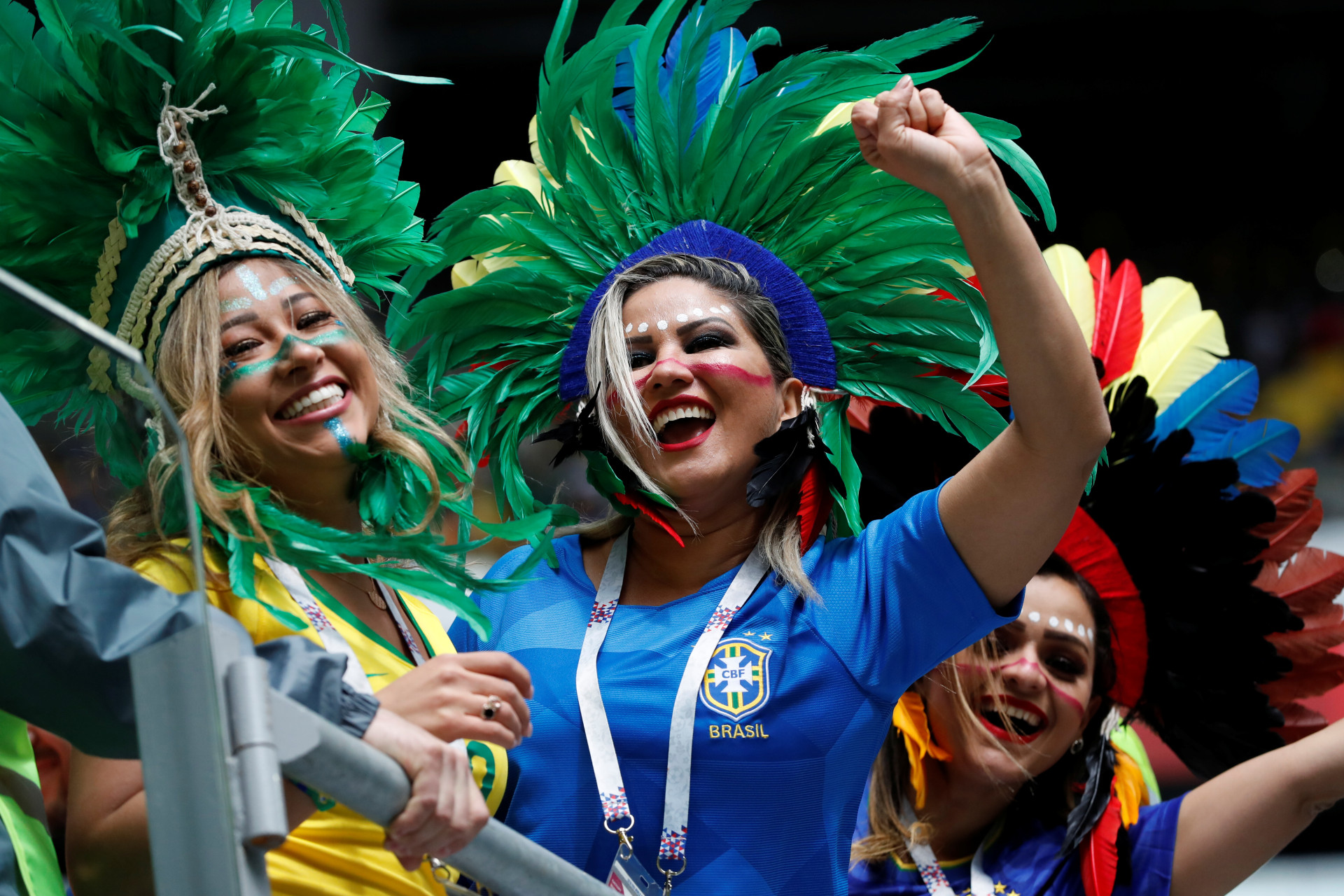 Muito apoio e... beleza nas bancadas do Brasil-Costa Rica