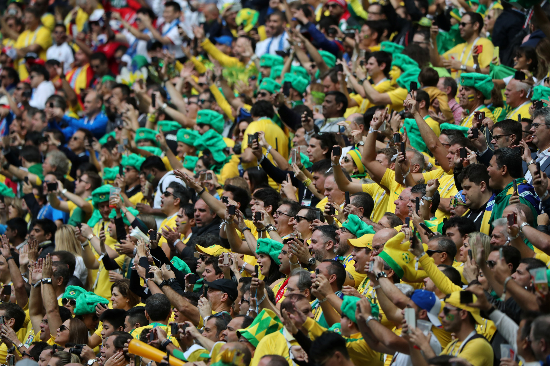 Muito apoio e... beleza nas bancadas do Brasil-Costa Rica