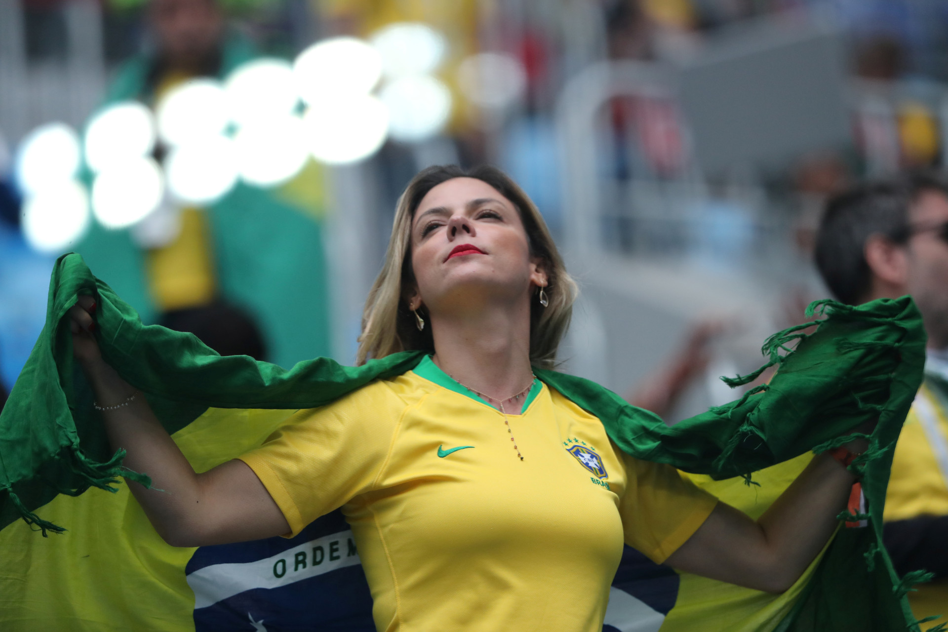 Muito apoio e... beleza nas bancadas do Brasil-Costa Rica