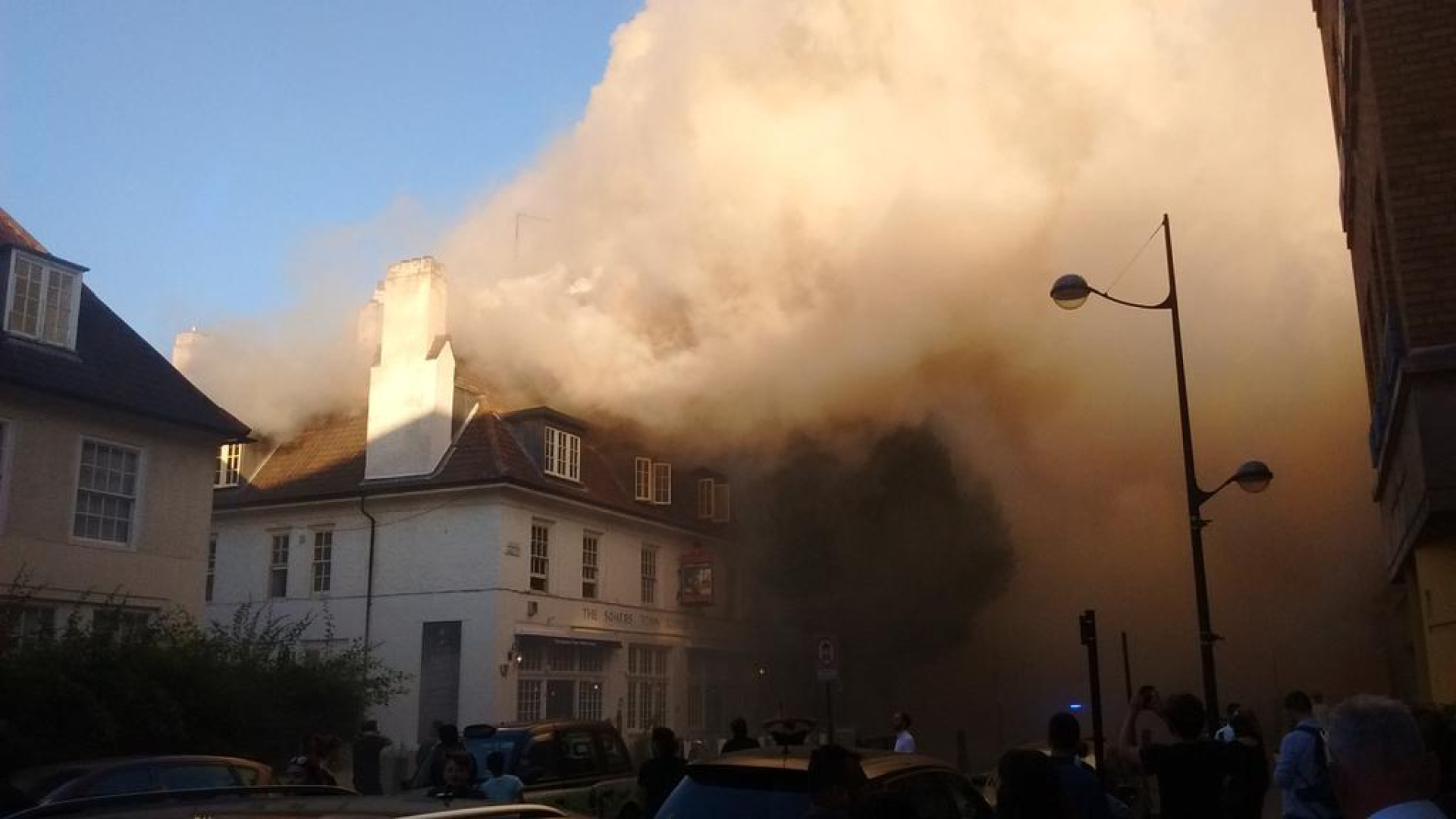 Incêndio em pub londrino 'manda' fãs de futebol a correr para a rua
