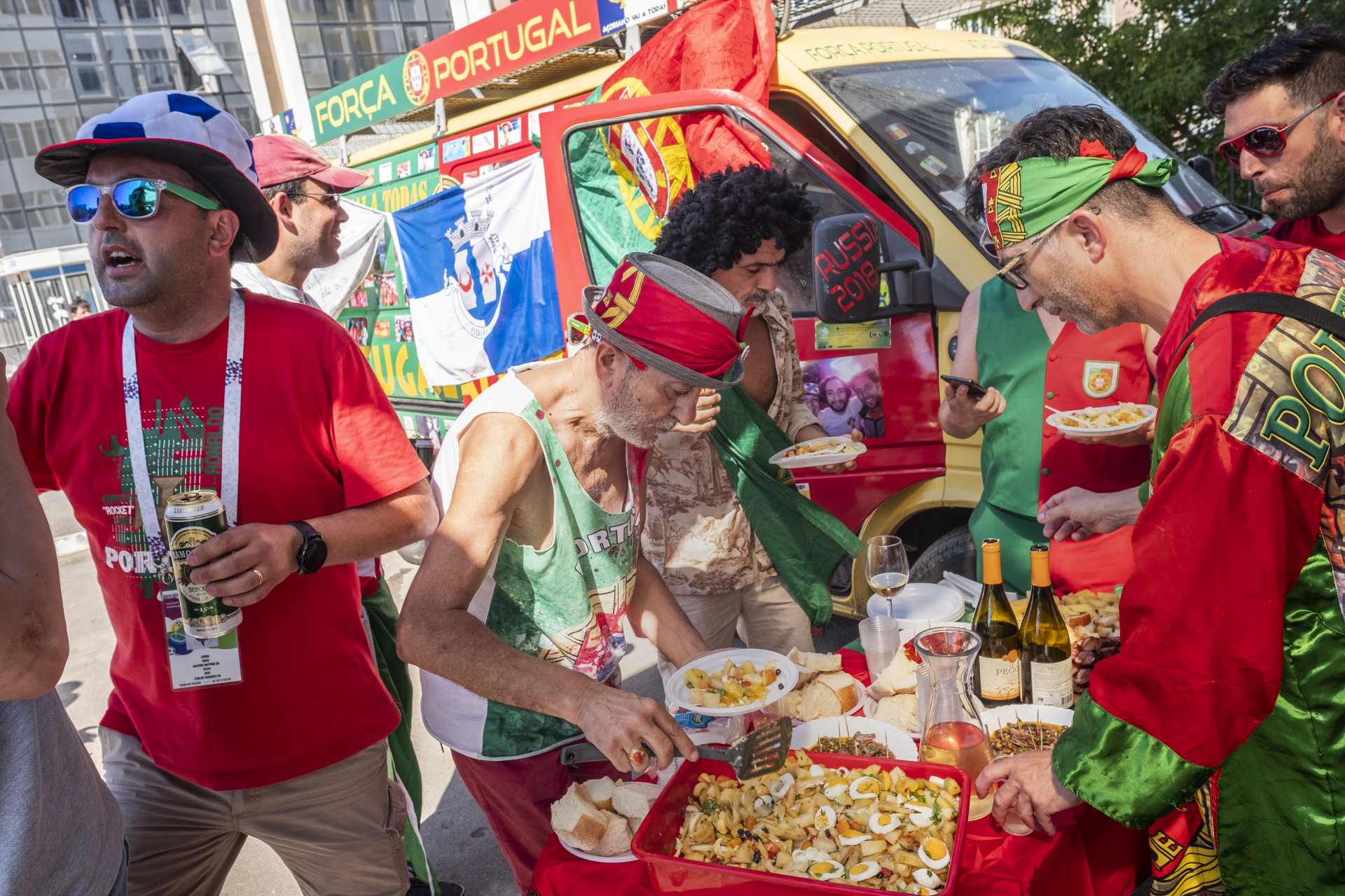 A um dia do jogo de Portugal, vinho e bacalhau já invadem ruas da Rússia