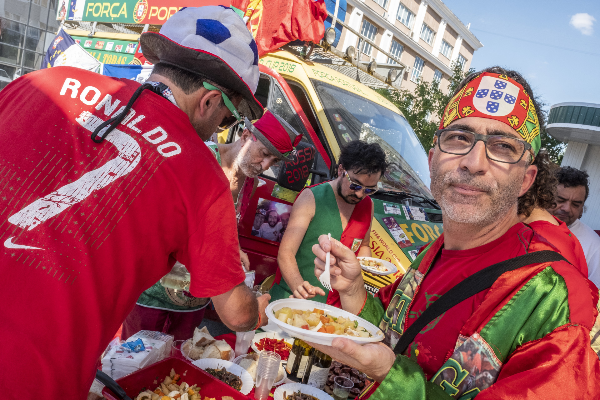 A um dia do jogo de Portugal, vinho e bacalhau já invadem ruas da Rússia