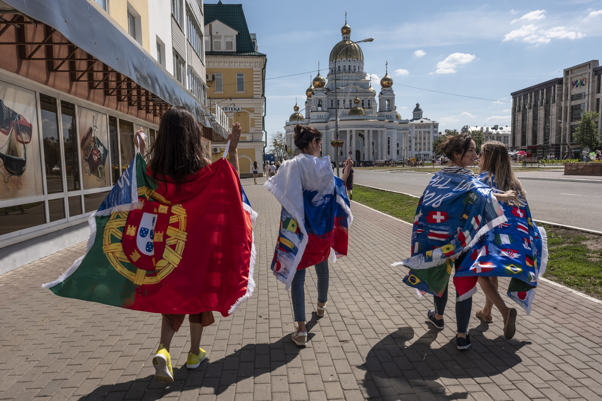 A um dia do jogo de Portugal, vinho e bacalhau já invadem ruas da Rússia